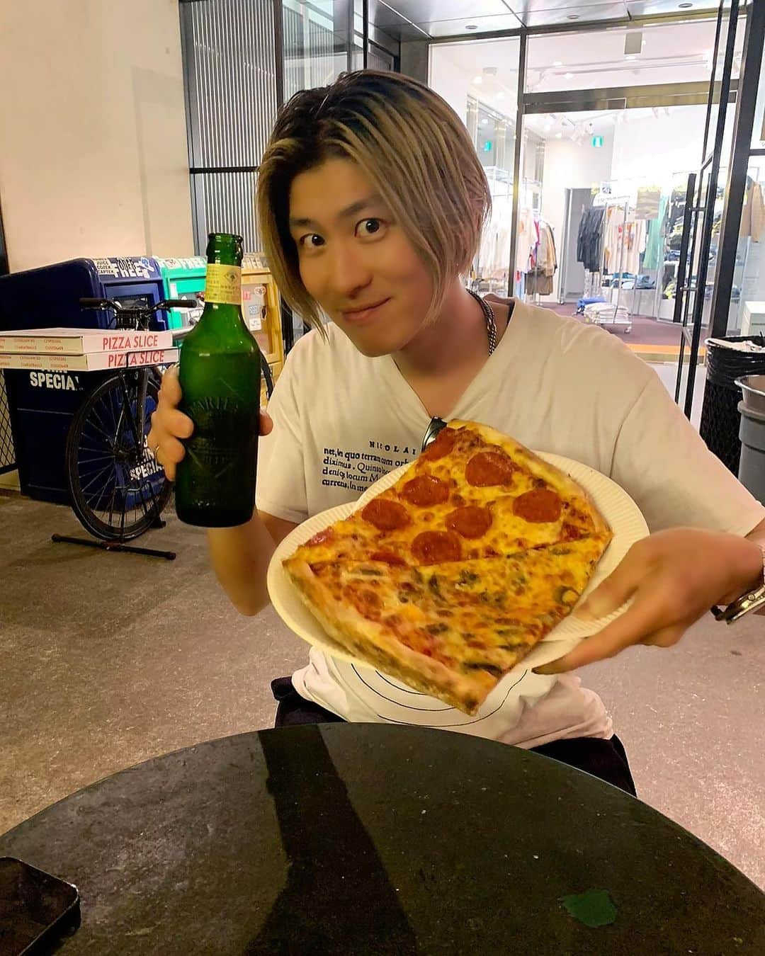 佐藤マクファーレン優樹さんのインスタグラム写真 - (佐藤マクファーレン優樹Instagram)「🍕✖︎🍺✖︎🎨🟰最高✨💯  ここのピザ屋さん安いし、美味しいし、犬🐶okだからおすすめ🙆‍♂️  ************************************* #ズッ友 #親友 #カット #ハイライト #ピザ #ビール #ディナー #夏 #pizza #pizzaslice #白コーデ #本日のコーデ #美容師 #バスケ #ハーフ #金髪 #acl #aclrecovery #前十字靭帯断裂 #リハビリ  #staypositive  #hiuzerockets #3x3 #バスケ #感謝　#入院 #入院生  #postsurgery #recovery #thanks」7月27日 22時01分 - yukisatomacfarlane