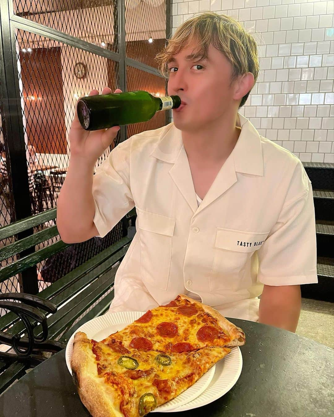 佐藤マクファーレン優樹のインスタグラム：「🍕✖︎🍺✖︎🎨🟰最高✨💯  ここのピザ屋さん安いし、美味しいし、犬🐶okだからおすすめ🙆‍♂️  ************************************* #ズッ友 #親友 #カット #ハイライト #ピザ #ビール #ディナー #夏 #pizza #pizzaslice #白コーデ #本日のコーデ #美容師 #バスケ #ハーフ #金髪 #acl #aclrecovery #前十字靭帯断裂 #リハビリ  #staypositive  #hiuzerockets #3x3 #バスケ #感謝　#入院 #入院生  #postsurgery #recovery #thanks」