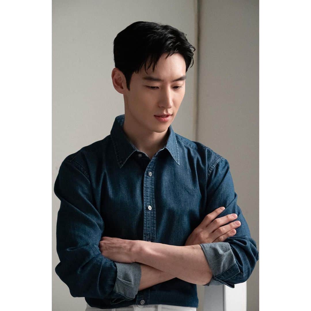 イ・ジェフンのインスタグラム：「⠀ ☺️☝️💙  #care1 #케어원」
