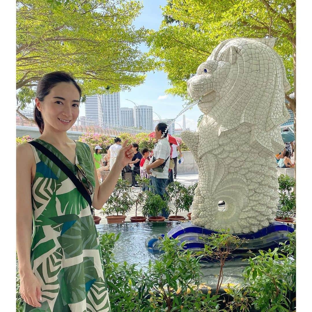 Mayuko Watanabe 渡辺真由子のインスタグラム：「#マーライオン ではなく #ベビーマーライオン で写真を撮る😄笑 @sybilla_japan_official のワンピースは旅行の時に大切にいつも持って行ってます☺️💕 #merlion #merlionpark #singapore #シンガポール #シンガポール旅行 #夏休み  #夏コーデ  #ママコーデ #ママファッション #男の子ママ #男の子兄弟 #男の子兄弟ママ #カジュアルコーデ  #男の子ママ #男の子兄弟 #男の子兄弟ママ #ママ #子育て中」