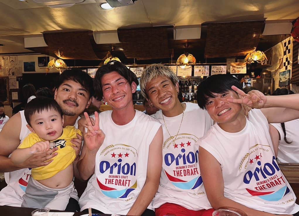 初瀬亮のインスタグラム：「ユースの同級生達と石垣島へ🏖🌊🐬 年末はもっと集まれたらいいな✨ 現地出身の同級生が全部案内してくれて充実したOFFでした✨🤲  #沖縄に行けば着たくなるTシャツよね #石垣島 #同級生  #ガンバユース」