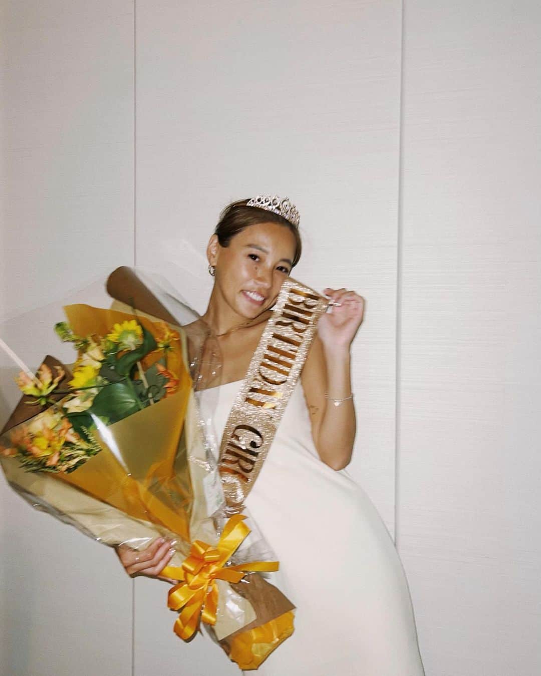 馬詰まほのインスタグラム：「hbd to me👸🏽🪄🎀✨  Hに続き、 たくさんのdmやLINEの お祝いメッセージ✉️ ほんとうにありがとうございました☺︎ 改めて、生んでくれた母に。 愛を持って育ててくれた両親に感謝します。ありがとう。  そして日々支えてくれて たくさんの愛を注いでくれてる周りのみんなに。 ありがとうを伝えたいです😊 本当にありがとう。  30歳は母としても、ひとりの女性としても 確実にレベルアップしていける年にしようと思います♡ 変わらずよろしくお願いします！  #mybirthday #20230727 #bdgirl #30likes」