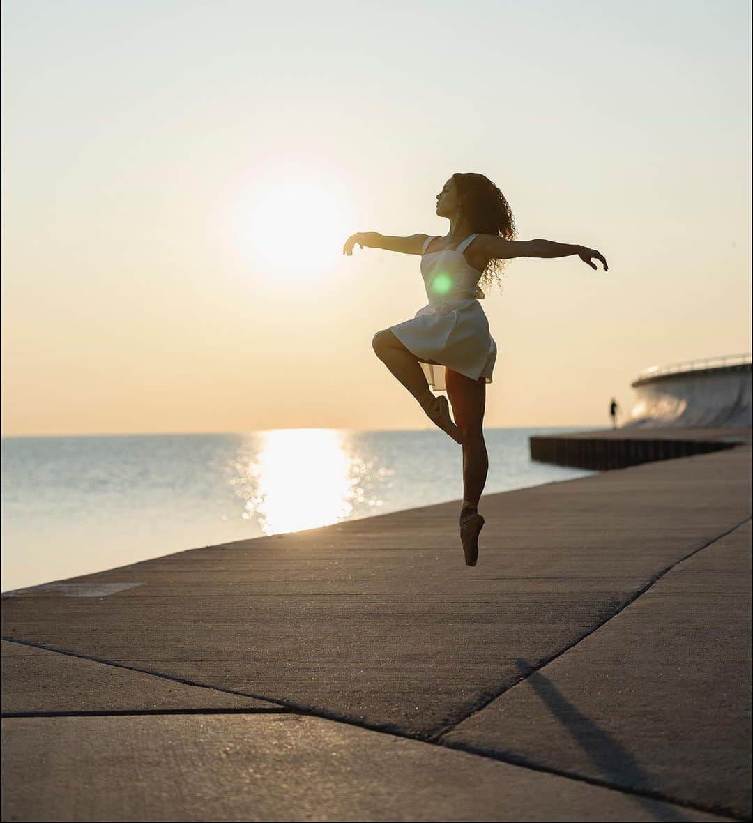 ballerina projectのインスタグラム：「Marissa at sunrise. 𝐌𝐚𝐫𝐢𝐬𝐬𝐚 𝐒𝐭𝐚𝐫𝐤 on the shore of Lake Michigan in Chicago. 🌅  @marissanstark #marissastark #ballerinaproject #chicago #lakemichigan #ballerina #ballet #dance #sunrise   Ballerina Project 𝗹𝗮𝗿𝗴𝗲 𝗳𝗼𝗿𝗺𝗮𝘁 𝗹𝗶𝗺𝗶𝘁𝗲𝗱 𝗲𝗱𝘁𝗶𝗼𝗻 𝗽𝗿𝗶𝗻𝘁𝘀 and 𝗜𝗻𝘀𝘁𝗮𝘅 𝗰𝗼𝗹𝗹𝗲𝗰𝘁𝗶𝗼𝗻𝘀 on sale in our Etsy store. Link is located in our bio.  𝙎𝙪𝙗𝙨𝙘𝙧𝙞𝙗𝙚 to the 𝐁𝐚𝐥𝐥𝐞𝐫𝐢𝐧𝐚 𝐏𝐫𝐨𝐣𝐞𝐜𝐭 on Instagram to have access to exclusive and never seen before content. 🩰」