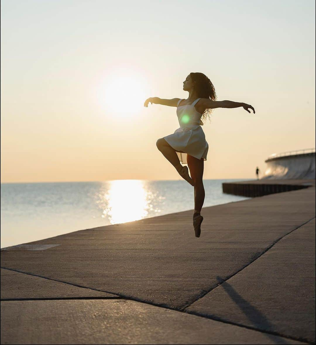 ballerina projectさんのインスタグラム写真 - (ballerina projectInstagram)「Marissa at sunrise. 𝐌𝐚𝐫𝐢𝐬𝐬𝐚 𝐒𝐭𝐚𝐫𝐤 on the shore of Lake Michigan in Chicago. 🌅  @marissanstark #marissastark #ballerinaproject #chicago #lakemichigan #ballerina #ballet #dance #sunrise   Ballerina Project 𝗹𝗮𝗿𝗴𝗲 𝗳𝗼𝗿𝗺𝗮𝘁 𝗹𝗶𝗺𝗶𝘁𝗲𝗱 𝗲𝗱𝘁𝗶𝗼𝗻 𝗽𝗿𝗶𝗻𝘁𝘀 and 𝗜𝗻𝘀𝘁𝗮𝘅 𝗰𝗼𝗹𝗹𝗲𝗰𝘁𝗶𝗼𝗻𝘀 on sale in our Etsy store. Link is located in our bio.  𝙎𝙪𝙗𝙨𝙘𝙧𝙞𝙗𝙚 to the 𝐁𝐚𝐥𝐥𝐞𝐫𝐢𝐧𝐚 𝐏𝐫𝐨𝐣𝐞𝐜𝐭 on Instagram to have access to exclusive and never seen before content. 🩰」7月27日 22時15分 - ballerinaproject_