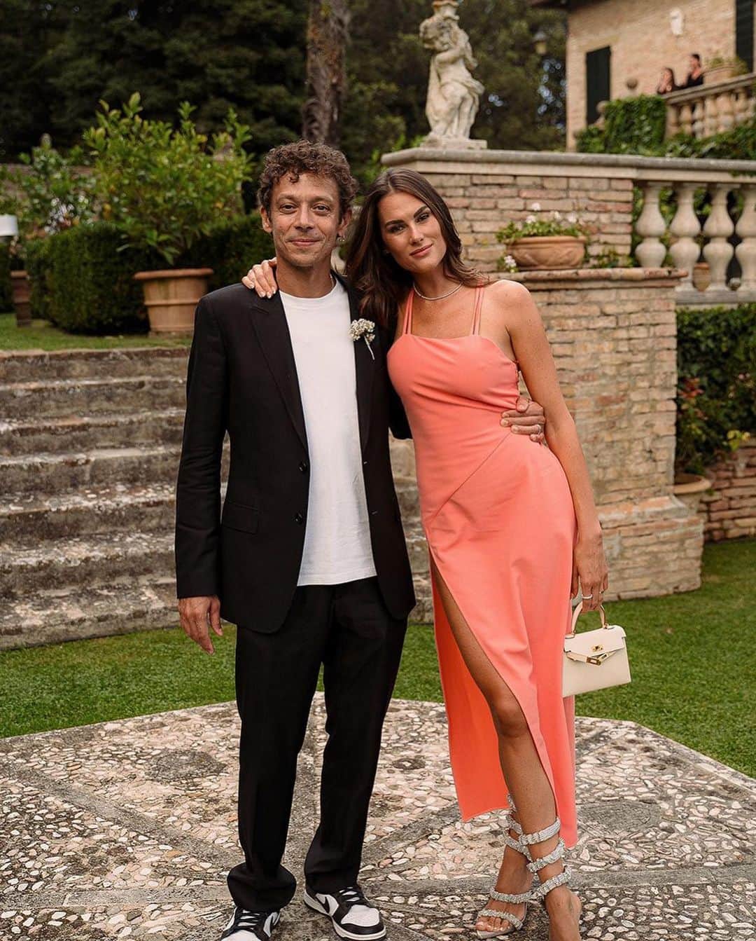 バレンティーノ・ロッシのインスタグラム：「Dalla pista al matrimonio Dal matrimonio alla pista」