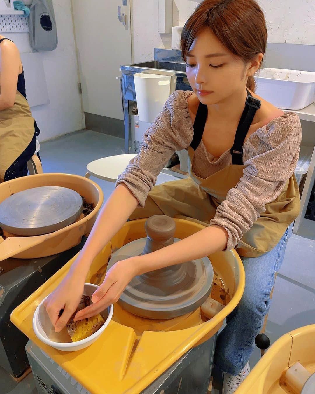 西谷麻糸呂のインスタグラム：「🍶🍶🍶  先日の陶芸体験💭  今回は大きめの器を4つ制作して、中から2つ選んで素焼き中💡 どれを選んだかは完成後載せます☺︎  回を重ねるごとに制作のスピードも早くなってきましたが、これまた調子に乗ると完成間近で絶対に失敗する！笑  なかなか想像通りの形にならない難しさも、楽しいです🤲💭  陶芸家の叔母の影響で幼い頃から身近な文化ではあったけど、改めて大人になって土に触れると無心になれてすっごくリフレッシュになります🌱(東京で奮闘する女性がハマる理由がわかる…！)  完成が楽しみ🫶」