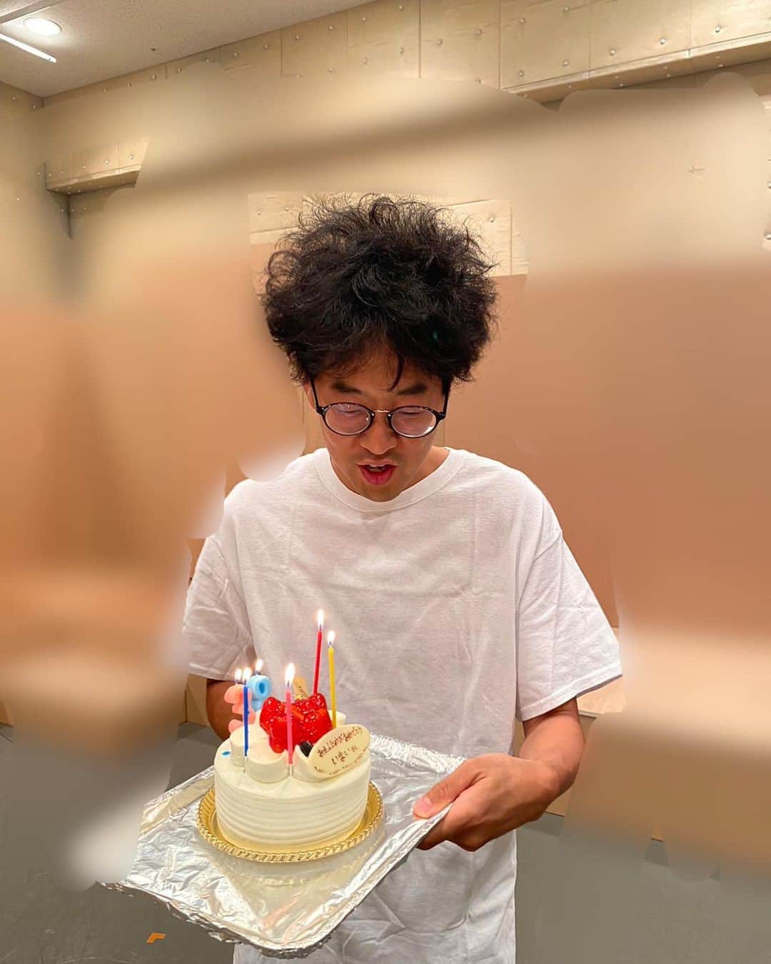 今井隆文さんのインスタグラム写真 - (今井隆文Instagram)「38歳になりました！！  朝から娘が、誕生日だよ！と起こしてくれて、  スマホみたら橋本淳が日付変わった瞬間にLINEギフトくれてたのに寝かしつけからの爆睡だったので、気づかず！  稽古場ついて、稽古スタートで #いつぞやは のカンパニーの皆様からお祝いしてもらいまして、  橋本淳は、誕生日だからと律儀にパーマネントTシャツ着てきてくれました！笑  稽古終わって、帰宅して、家族にお祝いしてもらいました！娘は4歳で、息子は1歳。なんかすごい感慨深い瞬間でした！  娘に誕生日プレートのチョコあげたら、 「パパやさし〜」 って言われました！  仕事も生活も毎日充実してて、本当に自分は幸せもんです！  こんな今井隆文ですが、38歳の今井もどうぞ皆様、よろしくお願い致します🙇‍♀️」7月27日 22時10分 - imataka_tenpa