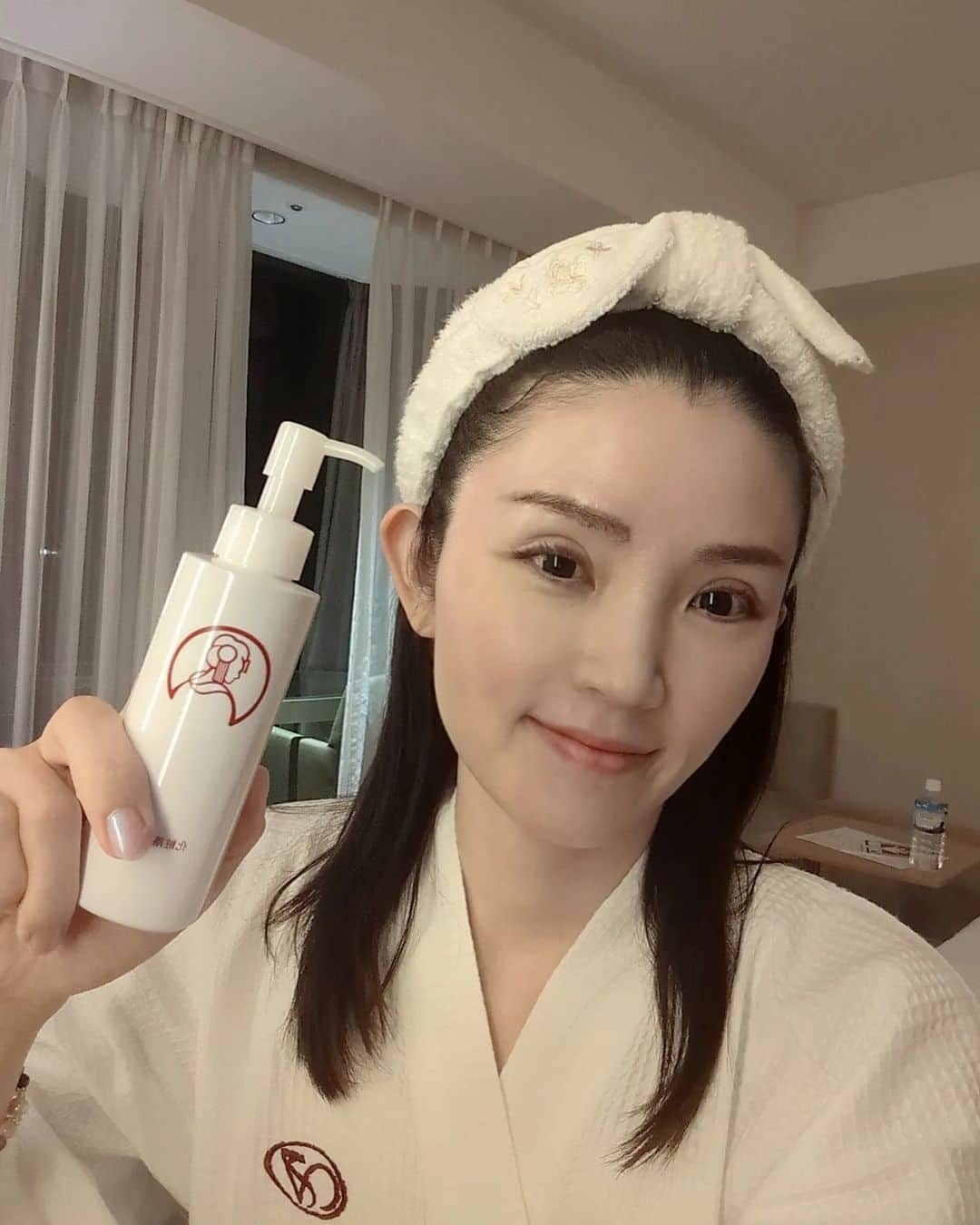 三宅裕子のインスタグラム：「夏休み🌞ということで⁡⁡ ⁡娘とホカンスしてきた♡ ⁡⁡⁡⁡⁡⁡⁡ ⁡お泊まりの時は自分のお気に入りの⁡ ⁡コスメを持っていきたいタイプです。 ⁡picは⁡ずっと愛用してる⁡ ⁡京のおしろい落としの⁡ ⁡クレンジング⁡オイル⁡❄ 日焼け止めはもちろん⁡ ⁡⁡濃いめのメイクでもするっと落ちるの✨⁡ ⁡⁡ ⁡洗い上がりがつっぱらないのが⁡ ⁡特にお気に入り。⁡ 毛穴汚れもしっかり落ちます🎶 ⁡⁡⁡ ⁡美YOU人 ⁡@phiten_biyouto ⁡ ⁡⁡で発売中☺️⁡ ⁡⁡ ⁡詳しくは⁡ ⁡@kyonooshiroiotoshi をみてみてね✨⁡ ⁡⁡ ⁡インタビュー掲載中🎤⁡⁡ ⁡@aquagold_official ⁡ ⁡⁡⁡  ⁡⁡ ⁡.*･ﾟ　.ﾟ･*.⁡ ⁡⁡ ⁡ #美YOU人 ⁡ ⁡ #美you人アンバサダー ⁡ ⁡ #美顔マスク⁡ ⁡ #京のおしろい落とし⁡ ⁡ #美肌対策⁡ ⁡ #⁡美肌レシピ⁡ ⁡ #アラフォー美容 ⁡ ⁡ #ホカンス ⁡ #おすすめコスメ ⁡ #おすすめ美容グッズ ⁡ #クレンジングオイル⁡ ⁡ #毛穴ケア ⁡ #夏休み⁡ ⁡ #中学生ママ」