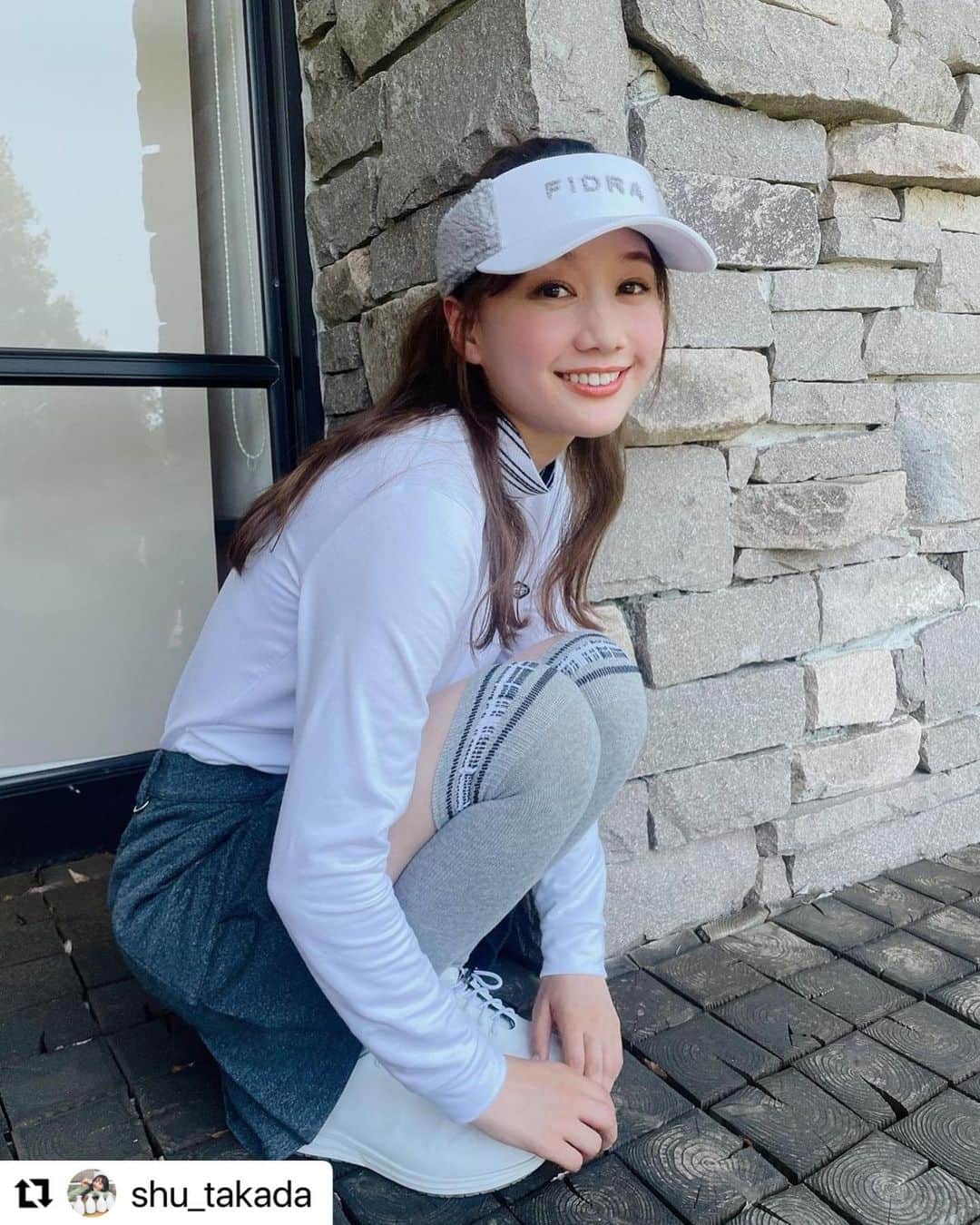 山口りさのインスタグラム：「シュウちゃん🩶  @shu_takada   暑かった😵‍💫  #Repost @shu_takada with @use.repost ・・・ 大人可愛いゴルフウェア🏌️‍♀️ @fidra_official  暑い中冬物の撮影でした👏🔥🔥 暑すぎてこの写真撮る時はダウン脱いじゃったけど😙 頑張りました🌞  @fidra_official」