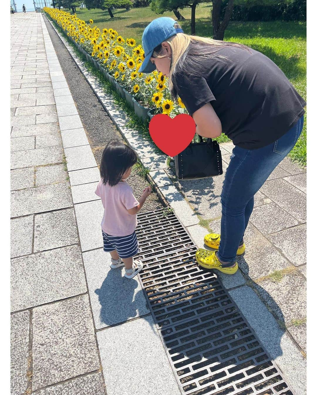 中里さや香さんのインスタグラム写真 - (中里さや香Instagram)「まいちゃん　@maimaidazo と初めて昼間遊んだ記念日笑😂  葛西臨海公園に行ってきたよー💓  娘もまいちゃん好きになって、私が抱っこしようとしたり追いかけるとまいちゃんの所に逃げるっていう笑🥹  楽しかった〜！また遊びたいな〜💓  #仲良し#葛西臨海公園#海#sea#女の子ママ」7月27日 22時23分 - sayakashi1217