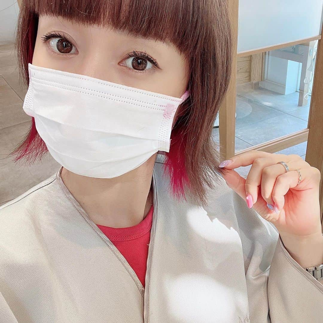 たかはしゆいさんのインスタグラム写真 - (たかはしゆいInstagram)「イメチェーン✨✨✨✨✨ ・ いつも行く代官山の美容室 アリゲートさん @arigate_official へ❤️ ・ 今回、久しぶりにトーンダウン💡 &インナーのピンク🩷濃いめが復活✌️ ・ 明るい髪色を長くやっていたので、暗くすると雰囲気かわりますね😊✨ ・ そして、長さはあまり変えずに軽くして前髪は幅広めのぱっつん！ 後ろはスッキリ、前は視界良好です✌️ ・ カットは丸ちゃん→ @arigate_takamaru  カラーはアツシさん→ @ari.gate_uchida.atsushi  ・ くせ毛&量が多め、そしてブリーチなどで傷んだ髪の毛も上手く整えて頂きいつも感謝です☺️❤️ ・ 3枚目の2人の笑顔…最高です😆✨ いつもありがとうございます❤️ ・ #代官山 #美容室 #arigate #イメチェン #髪色チェンジ #インナーピンク #ボブ #ショートヘア #ぱっつん前髪 #ゆいりん #たかはしゆい」7月27日 22時17分 - t.yuirin