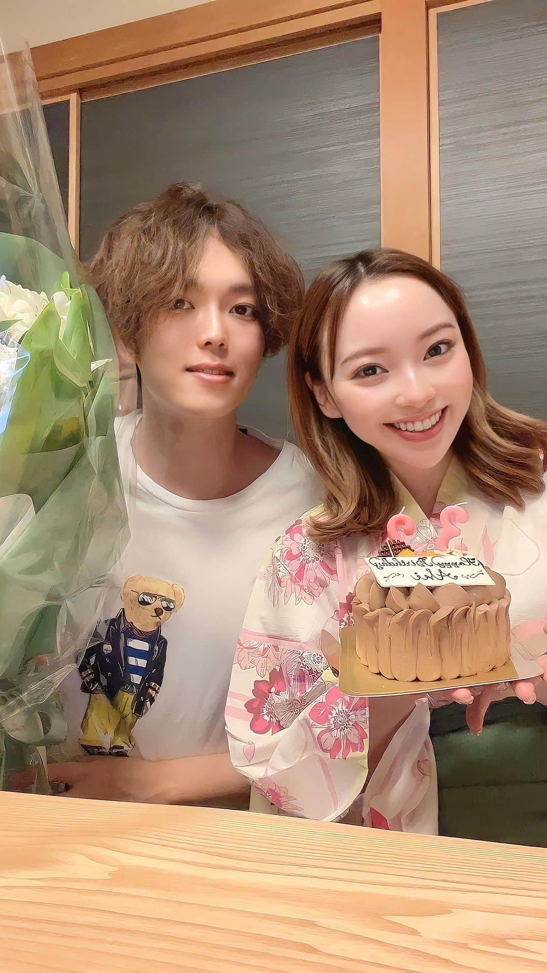 水紀華のインスタグラム：「⁡ ⁡ お誕生日おめでとう🎂 今年もお祝いできて嬉しい🤍 ⁡ ⁡ ⁡ 10代で大好き！と思える人と出会えて 大学卒業前に結婚できて 2人の子宝にも恵まれて👶🤰 ⁡ …これって凄くかけがえのない 経験をさせてもらっているんだなーと 最近強く思った🫶🥹 ⁡ ⁡ 家族の幸せを1番に考えてくれる夫が この1年も幸せでありますように🫧🫧 ⁡ ⁡」