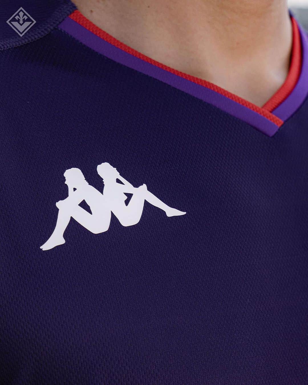 ACFフィオレンティーナさんのインスタグラム写真 - (ACFフィオレンティーナInstagram)「Blue, purple and red blend harmoniously, in a Kombat Pro that offers comfort and ventilation. Out now the new Third Kit 2023/24 of @acffiorentina   #kappa #kappasport #forzaviola #fiorentina」7月27日 22時19分 - acffiorentina