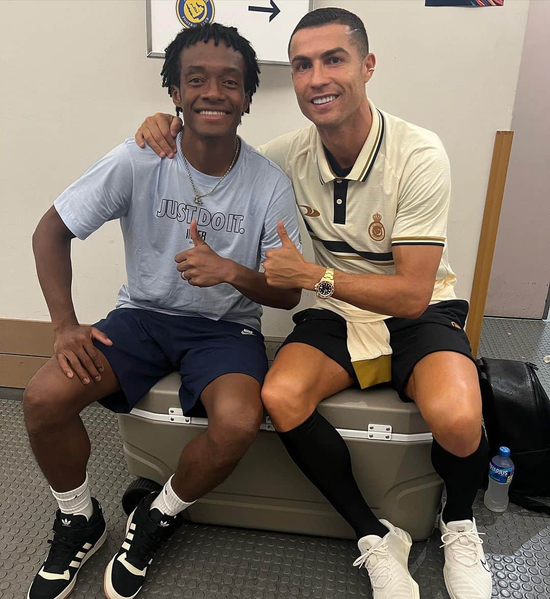 フアン・クアドラードのインスタグラム：「Primeros minutos con @inter buenas sensaciones seguimos preparándonos para estar al 100 🙏🏾💪🏾 Que alegria verte panita el bicho @cristiano bendiciones」