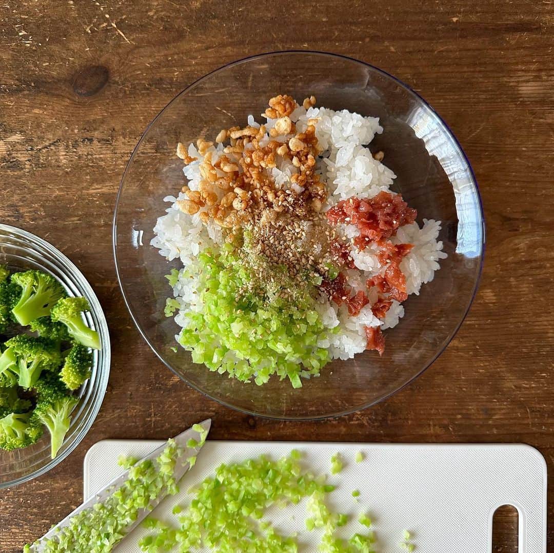 Tesshiさんのインスタグラム写真 - (TesshiInstagram)「梅干し天かすブロッコリーの茎でおにぎり Onigiri with Umeboshi, tempura bits and broccoli stems #ごちそうおにぎり #yummy #homemade #healthy #onigiri #broccoli #umeboshi #tempura #おいしい #おにぎり #おむすび #ブロッコリー #梅干し #天かす #マカロニメイト #フーディーテーブル #手作り  天かすはめんつゆで絡めてあります Coat the tempura bits with Mentsuyu sauce  つやつやごはん @yukitsubakiofficial 新米予約やっとる」7月27日 22時22分 - tmytsm
