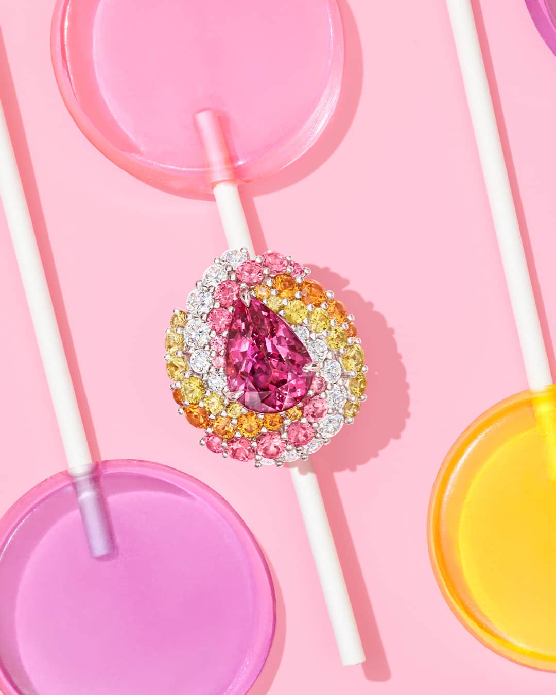 ハリー・ウィンストンのインスタグラム：「Refreshing flavors abound in this extraordinary reddish pink spinel center stone, yellow sapphires, and spessartites. Give this candied jewel a tryin the Winston Candy Shop—link in bio. #HarryWinston #WinstonCandy」