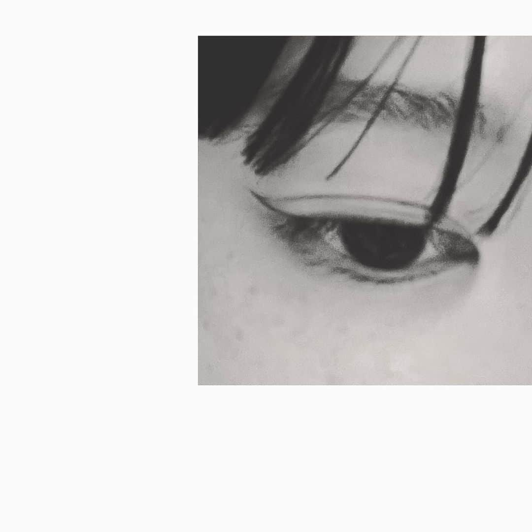 マツオモモコのインスタグラム：「. eyeline✔️ . . #eyeline #byredo」