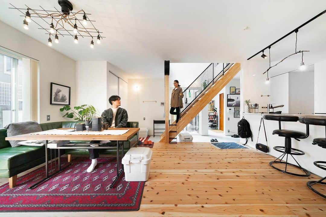 のインスタグラム：「.  家をおしゃれに住みこなそう そう着こなしと同じように ----------------------- ☞ more… @dsstyle ----------------------- https://www.d-s-style.com . 🍟D’S STYLEのサブアカウント ーオーナーの住みこなし紹介ー こちら☞@ds_picks . 🚪青葉台モデルハウス特設アカウント ☞  @dsstyle_aobadai_ ☞  @dsstyle_aobadai_funp . 🚪豊中モデルハウス特設アカウント ☞  @dsstyle_toyonaka . ☞  @dsstyle_toyonaka_funp . 🚪加古川モデルハウス特設アカウント ☞  @dsstyle_kakogawa  ☞  @dsstyle_kakogawa.funp . 🚪愛知 CBCモデルハウス特設アカウント ☞  @dsstyle_aichi_cbc ☞  @dsstyle_aichi_cbc_funp  . 🌵D’S STYLEのLINE公式アカウント こちら☞ @dsstyle_line . #dsstyle #ds #ディーズ #ディーズスタイル #新築一戸建て #こだわりの家 #家づくり #土間のある家 #塗り壁 #暮らしを楽しむ家づくり #塗り壁の家 #吹抜けのある家 #無垢床の家 #家を建てる #住まい #個性的な家  #天井の高い家 #インテリアコーディネート #明るい家 #採光 #空間デザイン #リビングインテリア #リビングダイニング #ldk #照明器具」