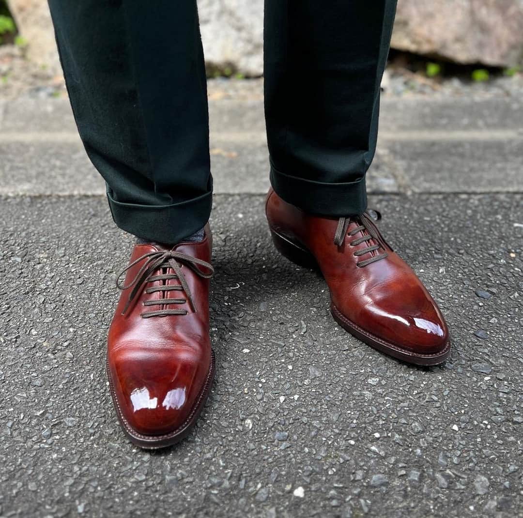 サンクリスピンのインスタグラム：「Your shoes are the first thing others will notice about you. Make an indelible impact.​​​​​​​​​ Courtesy of @teddyk_bootmaker  #shoes #handmadeshoes #madetoorder #mtoshoes #bespokeshoes #handwelted #shoeporn #madebyhand #shoestagram #agentlemanschoice #onlyforgentlemen」