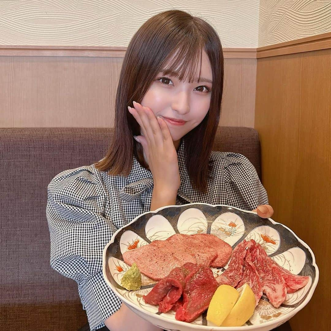 谷口彩菜のインスタグラム：「焼肉食べた日🥩♡ . 高田馬場にある神戸焼肉金虎に♡ @kanetora_kobebeef  . 一頭買いのお店で神戸ビーフ雌共励会で競り落としたこだわりの神戸牛！をいただきました🥺🤍 . ☑︎スタンダードコース ＊自家製ナムル 6 種盛り合わせ ＊神戸牛 極上ユッケ ＊神戸牛 特選部位 ＊上 塩タン ＊神戸牛 カルビ(塩) ＊神戸牛 ロース(塩) ＊神戸牛出汁 蘭王卵のたまごスープ ＊自家製キムチ 5 種盛り合わせ ＊上たハラミ(タレ) ＊神戸牛 カルビ(タレ) ＊神戸牛 ロース(タレ) ＊神戸牛出汁 冷麵 ＊自家製杏仁豆腐 . ボリュームすごかった🥹🤍 どれも美味しくて1番決めるの難しい、、、 ユッケは人数分で既に分けられててたのありがたい〜 濃厚な卵黄との組み合わせ最高で食べ応えもあって大満足🥹 タン大好きだからこんな美味しいタン食べれて幸せだった🥹🤍 冷麺も牛出汁でいつもキムチ入れちゃうけど入れなくても ちゅるちゅるお腹いっぱいなはずなのに食べれちゃったよ🥲♡ . 高田馬場駅近くでこんないい場所知れて嬉しい〜🥰 とっても美味しいし店内も綺麗で食器も素敵だったので また行きたい〜♡ . .  PR  #高田馬場グルメ #新宿焼肉 #新宿ディナー #新宿デート #飯田橋焼肉 #神戸焼肉金虎 #高田馬場焼肉」