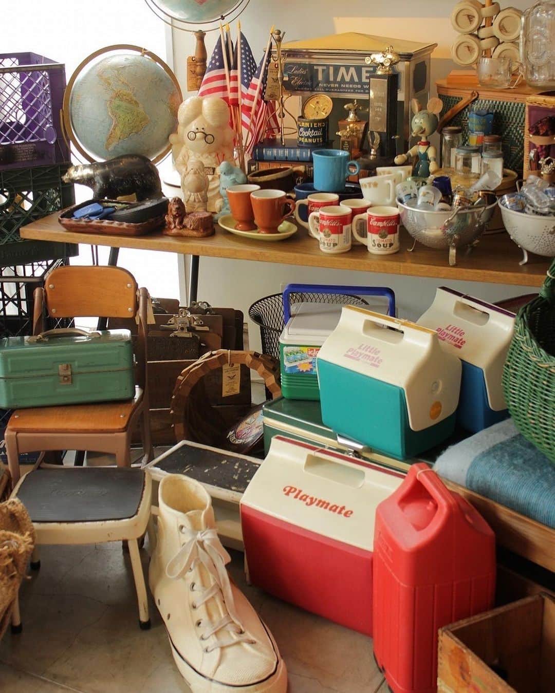のインスタグラム：「ACME Furniture 目黒通り店にアメリカからused雑貨が大量入荷しました！  1点ものの貴重な雑貨をぜひ手にとってみてください。  皆さまのご来店を心よりお待ちしております。  Contact:ACME Furniture MEGURO St. TEL:03-5720-1071 Email:acme-jsf@baycrews.co.jp  #acmefurniture #vintagefurniture #vintagegoods」