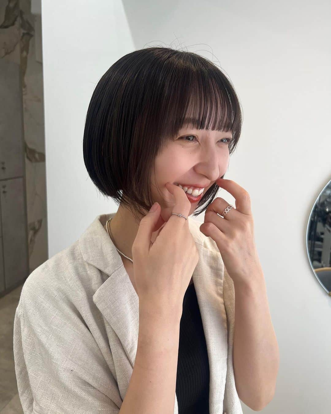 飯田里穂さんのインスタグラム写真 - (飯田里穂Instagram)「前髪作って、少し明るく。  フラットなベージュという難題に応えてくれました🤎 屋外だともう少し色味でます。  素敵に仕上げていただいて大満足なのに お土産までいただきました😭♡  ありがとうございます◎  ✂︎ @yasugi_eriko  #ミニボブ #ショートボブ  #ヘアスタイル」7月27日 13時34分 - rippi_ii