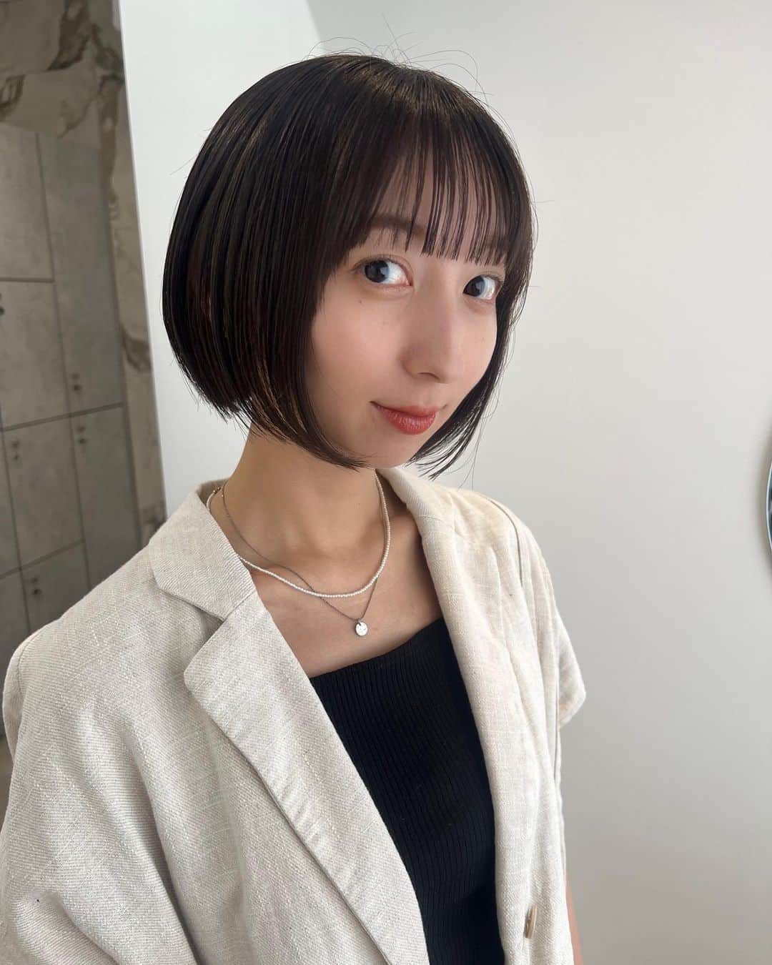 飯田里穂のインスタグラム：「前髪作って、少し明るく。  フラットなベージュという難題に応えてくれました🤎 屋外だともう少し色味でます。  素敵に仕上げていただいて大満足なのに お土産までいただきました😭♡  ありがとうございます◎  ✂︎ @yasugi_eriko  #ミニボブ #ショートボブ  #ヘアスタイル」