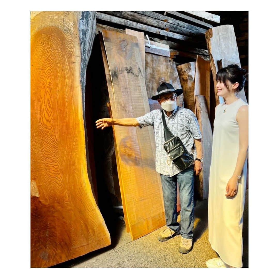 紫舟さんのインスタグラム写真 - (紫舟Instagram)「だいじょうぶ  . .  新木場は材木の町。 昨日は、今月から取り組む作品のため新木場の鴨川商店さんへ。板にイタリア古典絵画の技法で四神や文字を書いてみたいと考えています。 ご準備いただいていた立派な欅と屋久杉を選び、これから作品にしていきます。  ▼紫舟の作品は100年後に残るか？ https://tver.jp/episodes/ep0o96z14h  ◎紫舟公式LINEがスタート https://page.line.me/?accountId=sisyu8  ◎「サルディーニャ島」で個展！ -L’ARTE NELL’INCONTRO- [会期]　8月16日～27日 [会場]　オルビア考古学博物館 [内容]　書、三次元の書、墨蹟彫刻の浮世絵、動く書のモビール 　  ◎恒例！紫舟＊書のワークショップ！ 　　　　『Love Letter Project'23』 [日時]10月7日（土） 　　　恵比寿ガーデンプレイス [申込]　https://www.standard-works.com/LLP/LLP23p.html 　A「上級マスタークラス」10:30-12:45　参加費30,000円　20名 　B「一般向け」14:30-16:30　参加5,000円　小学生2,500円　50名  #FoudationMataron #書道 #arthouse #LUCIANAMATALON #ARTHOUSE #紫舟 #sisyu #書道パフォーマンス #fondazionelucianamatalon #lucianamatalon #fondazionematalon #museoarcheologicodiolbia #archaeologicalmuseumofolbia」7月27日 13時35分 - sisyu8