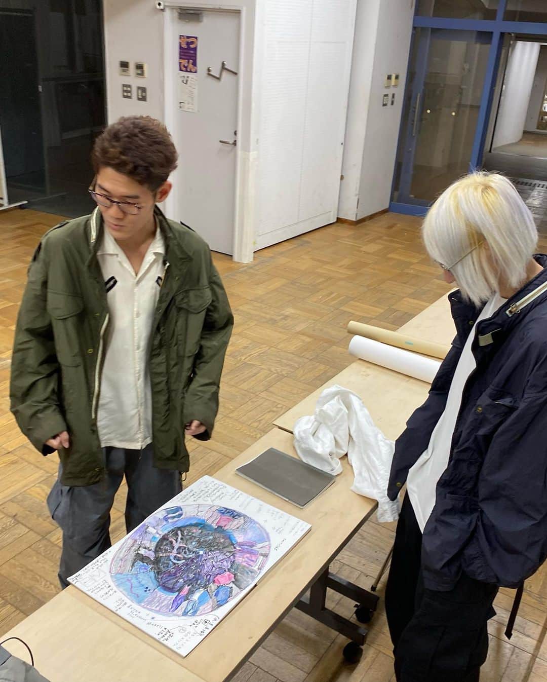 Freeport-ueno/上野さんのインスタグラム写真 - (Freeport-ueno/上野Instagram)「8/5 D.C.WHITE "Live painting"  ファッションとアートの垣根を越えるスゴい企画が進行中‼︎ という噂を聞きつけて現場に潜入してまいりました。  せっかくの機会なので 東京藝大内の展示スペースにて D.C.WHITE director石原さんと  インドマドラス開襟シャツコーデで記念撮影を📷  この歳で大学内をウロチョロする機会などなかなかないので年甲斐もなくはしゃいでしまいました。  8/5 皆様も是非D.C.WHITEの新たな1ページ 体感して下さい👔　🎨  @dc_white_official  @gogohikaring   #dcwhite#Madras#opencollarshirt#linentrousers  #上野#上野セレクトショップ#御徒町  #Freeport#freeportueno」7月27日 13時37分 - freeportueno