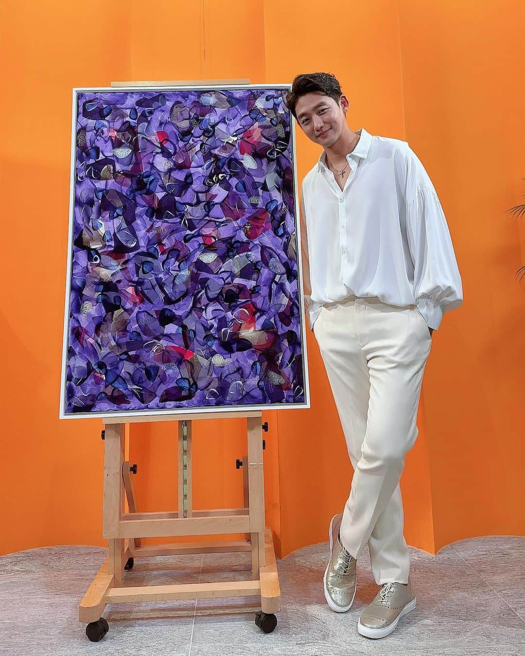 イ・テソンのインスタグラム：「With a new work! 映画のために新しく作業した作品です！  “Touch my mood” canvas 50P」