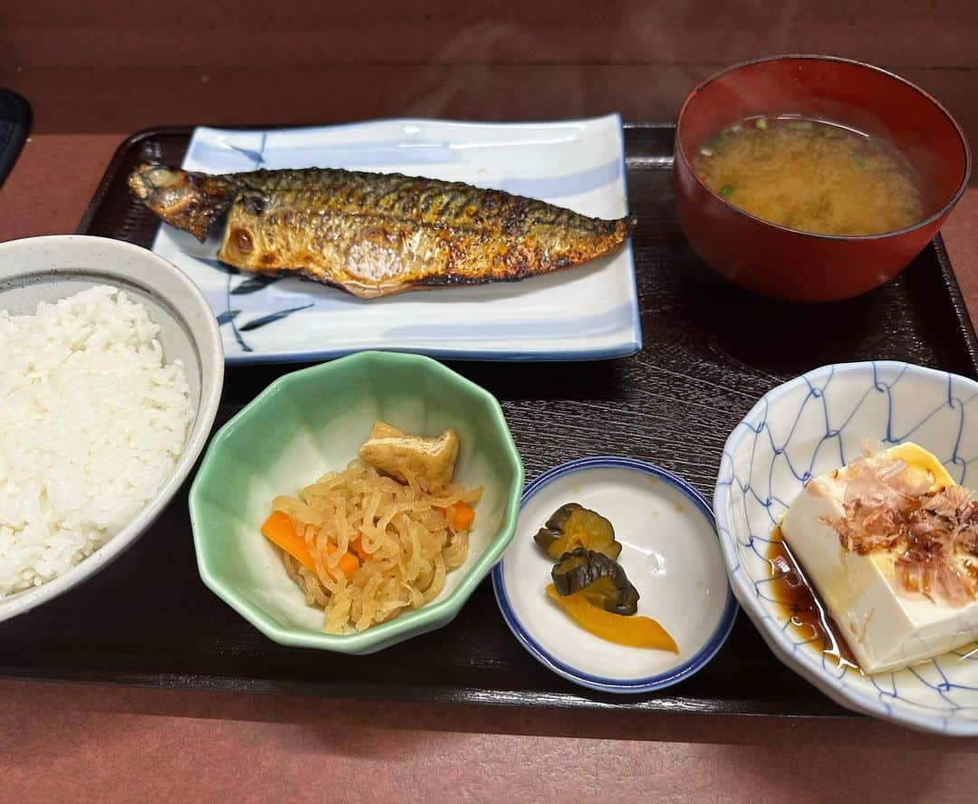 ハチミツ二郎さんのインスタグラム写真 - (ハチミツ二郎Instagram)「鰻食いに行こうかと思ったけどサバの塩焼きが食べたくなって定食屋でサバ塩焼き定食 800円にしました。 押上いこい食堂。 サバが鰻に勝つ事ってあるんですね。  この食堂は生姜焼きが凄いよ。  #サバ塩焼き定食」7月27日 13時55分 - jirohachimitsu