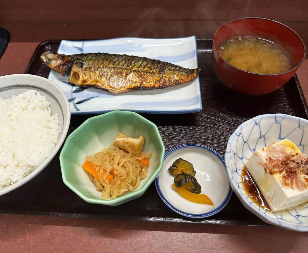のインスタグラム：「鰻食いに行こうかと思ったけどサバの塩焼きが食べたくなって定食屋でサバ塩焼き定食 800円にしました。 押上いこい食堂。 サバが鰻に勝つ事ってあるんですね。  この食堂は生姜焼きが凄いよ。  #サバ塩焼き定食」