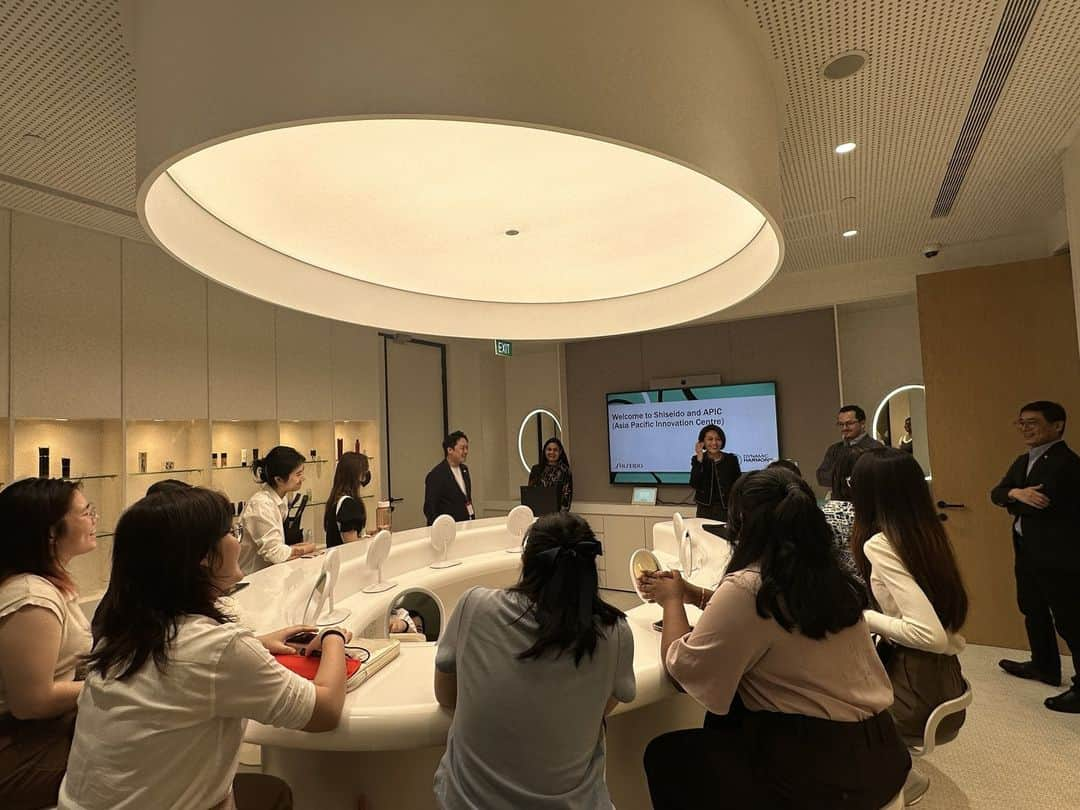 資生堂 Shiseido Group Shiseido Group Official Instagramさんのインスタグラム写真 - (資生堂 Shiseido Group Shiseido Group Official InstagramInstagram)「Our Asia Pacific regional headquarters in Singapore recently hosted female students from local tertiary institutions at our Asia Pacific Innovation Centre (APIC) premises, as part of a STEM learning journey initiative.   The visit was made in support of Shiseido APAC’s partner, United Women Singapore - a local NGO that advances women’s empowerment and gender equality - for their STEMentorship initiative which the students are a part of.   As part of their learning journey, the students were introduced to Shiseido’s innovation history and approach to R&D. They also got to experience some of the technologies used by our APIC researchers during the demo-lab experiments in areas of product development and packaging. The visit concluded with an interactive discussion where the Shiseido team shared first-hand insights into the company, our People First culture and valuable advice on how the students could chart out their future career paths in STEM.   At Shiseido Asia Pacific, we are committed to supporting education and financial independence for girls and women to empower them to make a positive impact on their communities and the world.  資生堂アジアパシフィックは、STEM教育サポートの一環として、女性のエンパワーメントとジェンダー平等を推進するNGO「United Women Singapore」と連携し、資生堂アジアパシフィックイノベーションセンター（APIC）でシンガポールの高等教育機関の女子学生を受け入れました。 学生たちは資生堂のイノベーションの歴史と研究開発へのアプローチを紹介されました。また、APICの研究員が商品開発やパッケージングの分野で使用した技術の一部をデモンストレーションしました。訪問の最後には、学生たちとディスカッションが行われ、資生堂の企業文化やPeople First経営理念についての考えを共有するとともに、学生たちがSTEM分野で将来のキャリアパスを描くためのアドバイスをしました。 資生堂アジアパシフィックは、女性の教育と経済的自立を支援することで、彼女たちが地域社会と世界に良い影響を与えられるよう力を与えていきます。  #shiseido  #APAC #unitedwomensingapore #stem #stemeducation」7月27日 14時05分 - shiseido_corp