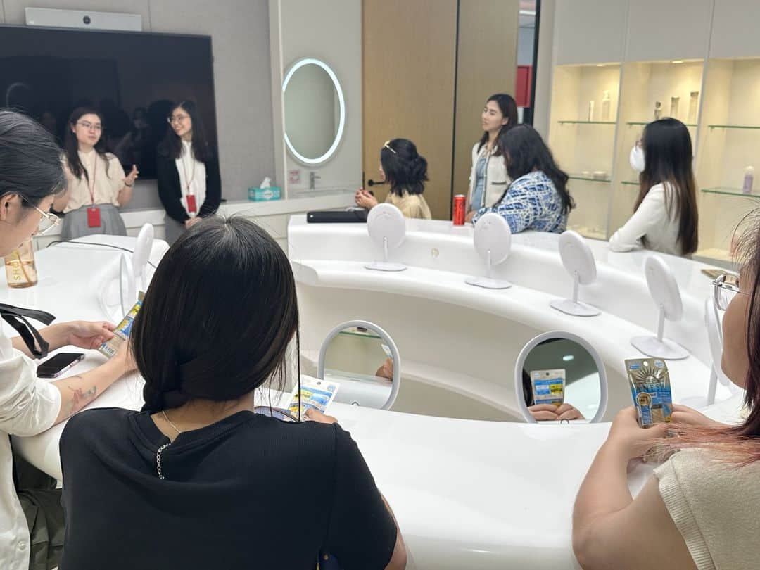 資生堂 Shiseido Group Shiseido Group Official Instagramさんのインスタグラム写真 - (資生堂 Shiseido Group Shiseido Group Official InstagramInstagram)「Our Asia Pacific regional headquarters in Singapore recently hosted female students from local tertiary institutions at our Asia Pacific Innovation Centre (APIC) premises, as part of a STEM learning journey initiative.   The visit was made in support of Shiseido APAC’s partner, United Women Singapore - a local NGO that advances women’s empowerment and gender equality - for their STEMentorship initiative which the students are a part of.   As part of their learning journey, the students were introduced to Shiseido’s innovation history and approach to R&D. They also got to experience some of the technologies used by our APIC researchers during the demo-lab experiments in areas of product development and packaging. The visit concluded with an interactive discussion where the Shiseido team shared first-hand insights into the company, our People First culture and valuable advice on how the students could chart out their future career paths in STEM.   At Shiseido Asia Pacific, we are committed to supporting education and financial independence for girls and women to empower them to make a positive impact on their communities and the world.  資生堂アジアパシフィックは、STEM教育サポートの一環として、女性のエンパワーメントとジェンダー平等を推進するNGO「United Women Singapore」と連携し、資生堂アジアパシフィックイノベーションセンター（APIC）でシンガポールの高等教育機関の女子学生を受け入れました。 学生たちは資生堂のイノベーションの歴史と研究開発へのアプローチを紹介されました。また、APICの研究員が商品開発やパッケージングの分野で使用した技術の一部をデモンストレーションしました。訪問の最後には、学生たちとディスカッションが行われ、資生堂の企業文化やPeople First経営理念についての考えを共有するとともに、学生たちがSTEM分野で将来のキャリアパスを描くためのアドバイスをしました。 資生堂アジアパシフィックは、女性の教育と経済的自立を支援することで、彼女たちが地域社会と世界に良い影響を与えられるよう力を与えていきます。  #shiseido  #APAC #unitedwomensingapore #stem #stemeducation」7月27日 14時05分 - shiseido_corp