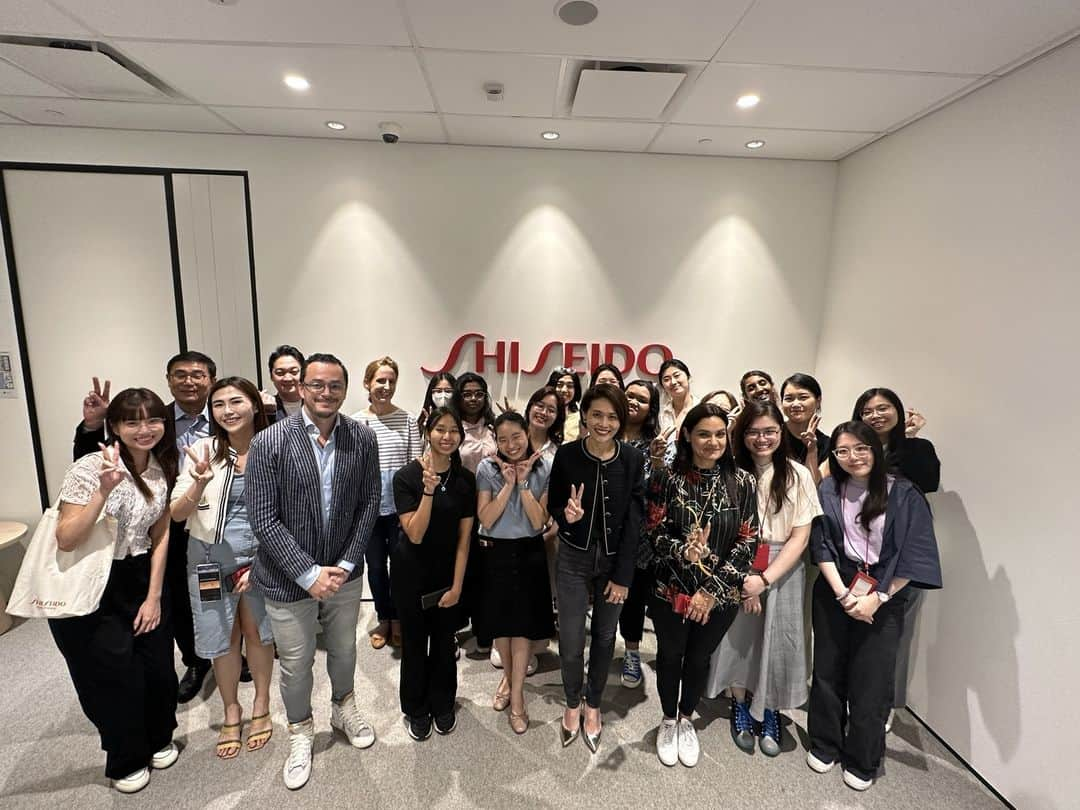 資生堂 Shiseido Group Shiseido Group Official Instagramさんのインスタグラム写真 - (資生堂 Shiseido Group Shiseido Group Official InstagramInstagram)「Our Asia Pacific regional headquarters in Singapore recently hosted female students from local tertiary institutions at our Asia Pacific Innovation Centre (APIC) premises, as part of a STEM learning journey initiative.   The visit was made in support of Shiseido APAC’s partner, United Women Singapore - a local NGO that advances women’s empowerment and gender equality - for their STEMentorship initiative which the students are a part of.   As part of their learning journey, the students were introduced to Shiseido’s innovation history and approach to R&D. They also got to experience some of the technologies used by our APIC researchers during the demo-lab experiments in areas of product development and packaging. The visit concluded with an interactive discussion where the Shiseido team shared first-hand insights into the company, our People First culture and valuable advice on how the students could chart out their future career paths in STEM.   At Shiseido Asia Pacific, we are committed to supporting education and financial independence for girls and women to empower them to make a positive impact on their communities and the world.  資生堂アジアパシフィックは、STEM教育サポートの一環として、女性のエンパワーメントとジェンダー平等を推進するNGO「United Women Singapore」と連携し、資生堂アジアパシフィックイノベーションセンター（APIC）でシンガポールの高等教育機関の女子学生を受け入れました。 学生たちは資生堂のイノベーションの歴史と研究開発へのアプローチを紹介されました。また、APICの研究員が商品開発やパッケージングの分野で使用した技術の一部をデモンストレーションしました。訪問の最後には、学生たちとディスカッションが行われ、資生堂の企業文化やPeople First経営理念についての考えを共有するとともに、学生たちがSTEM分野で将来のキャリアパスを描くためのアドバイスをしました。 資生堂アジアパシフィックは、女性の教育と経済的自立を支援することで、彼女たちが地域社会と世界に良い影響を与えられるよう力を与えていきます。  #shiseido  #APAC #unitedwomensingapore #stem #stemeducation」7月27日 14時05分 - shiseido_corp