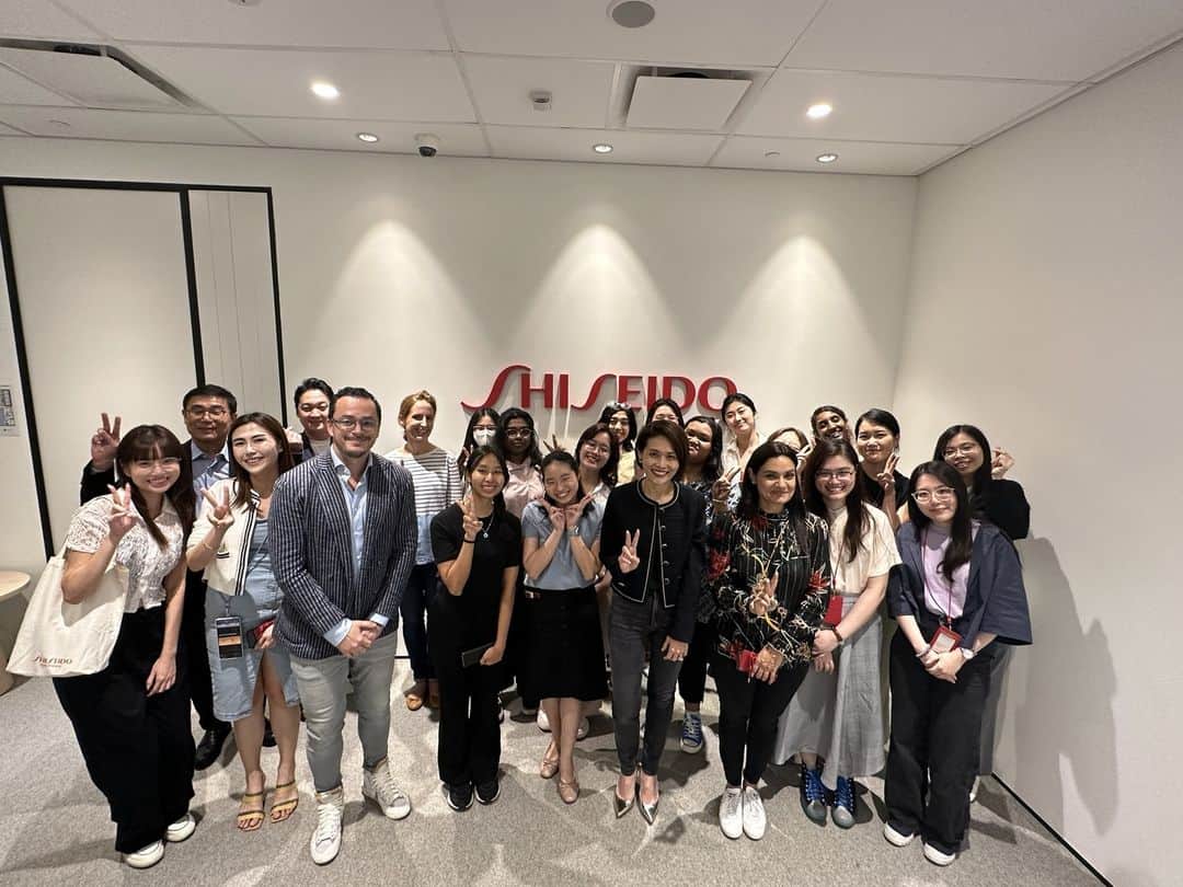 資生堂 Shiseido Group Shiseido Group Official Instagramのインスタグラム：「Our Asia Pacific regional headquarters in Singapore recently hosted female students from local tertiary institutions at our Asia Pacific Innovation Centre (APIC) premises, as part of a STEM learning journey initiative.   The visit was made in support of Shiseido APAC’s partner, United Women Singapore - a local NGO that advances women’s empowerment and gender equality - for their STEMentorship initiative which the students are a part of.   As part of their learning journey, the students were introduced to Shiseido’s innovation history and approach to R&D. They also got to experience some of the technologies used by our APIC researchers during the demo-lab experiments in areas of product development and packaging. The visit concluded with an interactive discussion where the Shiseido team shared first-hand insights into the company, our People First culture and valuable advice on how the students could chart out their future career paths in STEM.   At Shiseido Asia Pacific, we are committed to supporting education and financial independence for girls and women to empower them to make a positive impact on their communities and the world.  資生堂アジアパシフィックは、STEM教育サポートの一環として、女性のエンパワーメントとジェンダー平等を推進するNGO「United Women Singapore」と連携し、資生堂アジアパシフィックイノベーションセンター（APIC）でシンガポールの高等教育機関の女子学生を受け入れました。 学生たちは資生堂のイノベーションの歴史と研究開発へのアプローチを紹介されました。また、APICの研究員が商品開発やパッケージングの分野で使用した技術の一部をデモンストレーションしました。訪問の最後には、学生たちとディスカッションが行われ、資生堂の企業文化やPeople First経営理念についての考えを共有するとともに、学生たちがSTEM分野で将来のキャリアパスを描くためのアドバイスをしました。 資生堂アジアパシフィックは、女性の教育と経済的自立を支援することで、彼女たちが地域社会と世界に良い影響を与えられるよう力を与えていきます。  #shiseido  #APAC #unitedwomensingapore #stem #stemeducation」