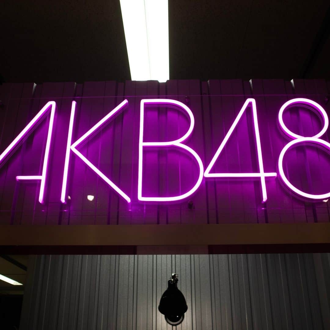 Fashionsnap.comさんのインスタグラム写真 - (Fashionsnap.comInstagram)「【ニュース】AKB48グループの衣装を手掛けるオサレカンパニーが、同グループの歴代の衣装を展示する初の展覧会「AKB48 大衣装展～オサレカンパニーの世界～」を大丸東京店で開催する。会期は7月27日から8月8日まで。開催に先駆けて、7月26日には展覧会内部が初公開された。⁠ ⁠ 　同展では、AKB48の歴代衣装約250点を用意。「ヘビーローテーション」「恋するフォーチュンクッキー」といった有名曲のコスチュームのほか、劇場公演、東京ドームツアーなどのライブで着用した衣装、メンバーがグループを卒業する際に着用してきた通称「卒業ドレス」などを展示する。⁠ ⁠ 記事の全文は @fashionsnapcom のプロフィールリンクから🔗⁠ ⁠ @akb48⁠ @osarecompany⁠ ⁠ #akb48 #オサレカンパニー #卒業ドレス #大丸東京店 #東京 #衣装 #展覧会 #ニュース_fs」7月27日 14時00分 - fashionsnapcom