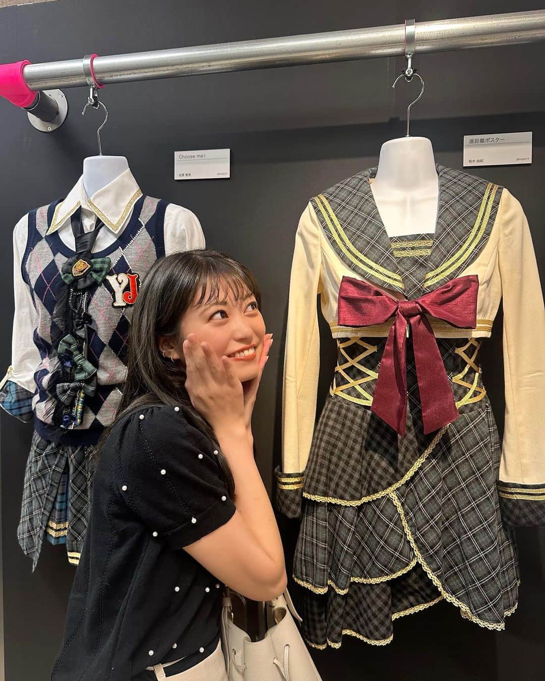 前田亜美さんのインスタグラム写真 - (前田亜美Instagram)「. 大丸東京店で開催中の #AKB48大衣装展 に 行ってきました🤍 @osarecompany  . . . 私が13歳でAKB48に加入して8年間……… お世話になった衣装たち👗💞. . オサレカンパニーの衣装を着る事で自信に繋がったり 最高の衣装のお陰で可愛くしてもらえていたので………… . 本当に思い入れがたくさん詰まっているの。.  最初は自信もなくて人前に立つ事がすごく不安で…… でもアイドルの衣装って魔法みたいにみんなが輝くし 着ていると自信が漲るんだよね！ だから衣装を着るだけでスイッチが入るの。 . 小さい頃からファッションやキラキラしたもの、可愛いものが大好きだったからいつも出来上がった衣装を着るのが楽しみだった🤭. . . 衣装みたら当時の思い出が蘇る !! 😭🥹笑 . . 懐かしの衣装や憧れの衣装…… え！みんなこんなサイズ着てたんだ！って細さに驚いたり笑. . エモすぎました〜🤍. . . 本当に今思うと こんなに沢山の衣装を着させてもらえて、スタイルもよく見えて可愛くて最高な衣装に出会えて  貴重な経験をさせてもらえて私は恵まれていたなあって改めて思いました！. .  衣装の他にもセット、ステージ、ヘアメイク、ダンス（振り付け）全てが重なってアイドルが出来上がるんだよね🤍. . . 当時メンバーもスタッフも忙しい中、 急いで衣装を作ってくれていて… LIVEの本番ギリギリまで縫ってくれていたり… サイズが変わってしまった衣装の手直しをしてくれたり… ラインストーンを付ける作業を手伝わせてもらったり……  色々思い出すと泣けてくる🥹😂笑. .  それぞれメンバーの個性に合わせて作られた形や色。 どれも繊細で。  衣装さんと着ていた本人の思いが詰まった衣装が間近で見られるチャンスなので是非遊びに行ってみてね👀✨. . . 壁に私のメッセージ描いたので見つけてくれたら嬉しいな！🔖 .·✍🏻 .   #AKB48大衣装展  #AKB48ナツマツリ  #大丸東京店  #オサレカンパニー  #チームA  #チームK  #AKB48  #AKB48衣装  #遠距離ポスター  #胡桃とダイヤローグ」7月27日 14時07分 - ami___maeda0601