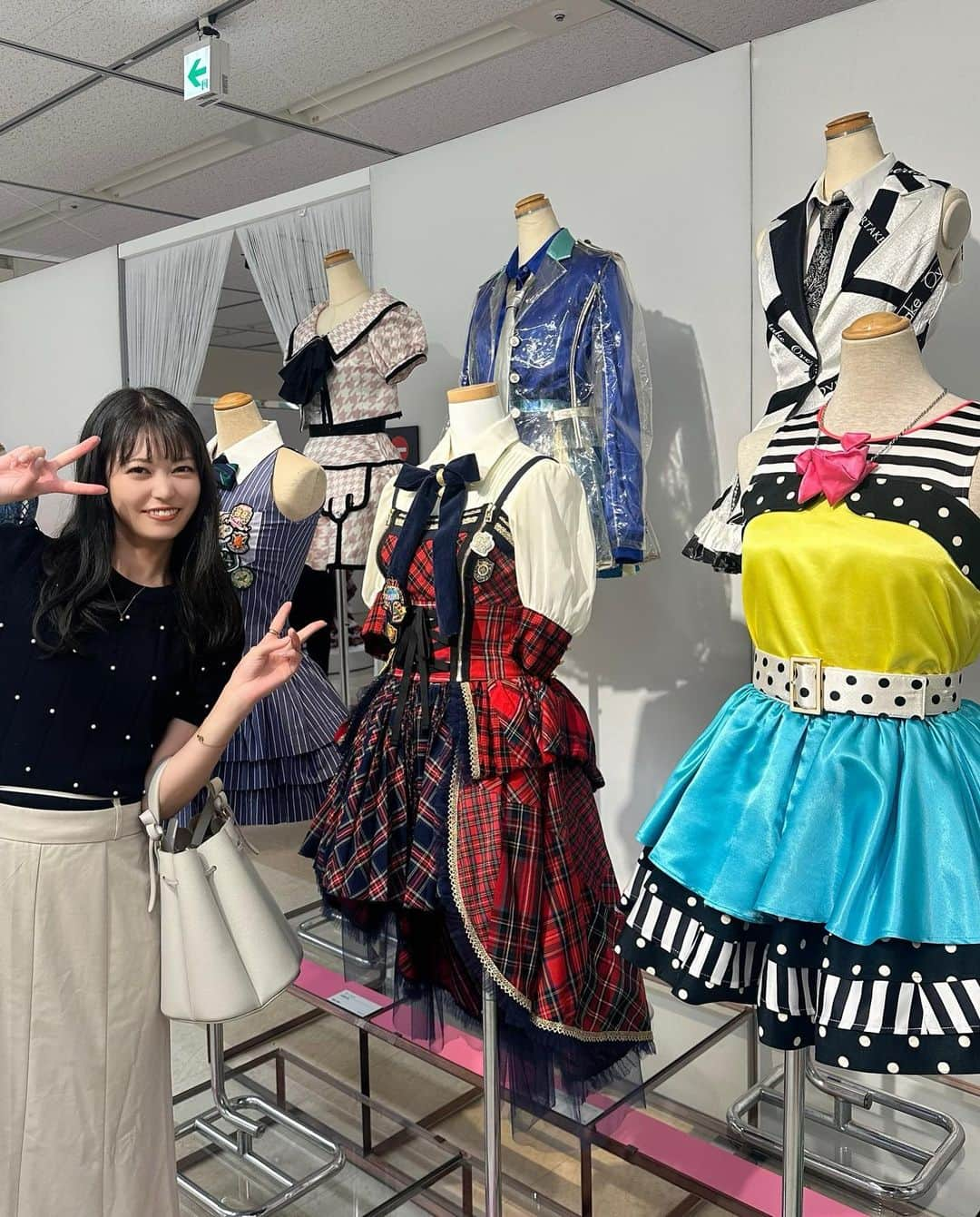 前田亜美さんのインスタグラム写真 - (前田亜美Instagram)「. 大丸東京店で開催中の #AKB48大衣装展 に 行ってきました🤍 @osarecompany  . . . 私が13歳でAKB48に加入して8年間……… お世話になった衣装たち👗💞. . オサレカンパニーの衣装を着る事で自信に繋がったり 最高の衣装のお陰で可愛くしてもらえていたので………… . 本当に思い入れがたくさん詰まっているの。.  最初は自信もなくて人前に立つ事がすごく不安で…… でもアイドルの衣装って魔法みたいにみんなが輝くし 着ていると自信が漲るんだよね！ だから衣装を着るだけでスイッチが入るの。 . 小さい頃からファッションやキラキラしたもの、可愛いものが大好きだったからいつも出来上がった衣装を着るのが楽しみだった🤭. . . 衣装みたら当時の思い出が蘇る !! 😭🥹笑 . . 懐かしの衣装や憧れの衣装…… え！みんなこんなサイズ着てたんだ！って細さに驚いたり笑. . エモすぎました〜🤍. . . 本当に今思うと こんなに沢山の衣装を着させてもらえて、スタイルもよく見えて可愛くて最高な衣装に出会えて  貴重な経験をさせてもらえて私は恵まれていたなあって改めて思いました！. .  衣装の他にもセット、ステージ、ヘアメイク、ダンス（振り付け）全てが重なってアイドルが出来上がるんだよね🤍. . . 当時メンバーもスタッフも忙しい中、 急いで衣装を作ってくれていて… LIVEの本番ギリギリまで縫ってくれていたり… サイズが変わってしまった衣装の手直しをしてくれたり… ラインストーンを付ける作業を手伝わせてもらったり……  色々思い出すと泣けてくる🥹😂笑. .  それぞれメンバーの個性に合わせて作られた形や色。 どれも繊細で。  衣装さんと着ていた本人の思いが詰まった衣装が間近で見られるチャンスなので是非遊びに行ってみてね👀✨. . . 壁に私のメッセージ描いたので見つけてくれたら嬉しいな！🔖 .·✍🏻 .   #AKB48大衣装展  #AKB48ナツマツリ  #大丸東京店  #オサレカンパニー  #チームA  #チームK  #AKB48  #AKB48衣装  #遠距離ポスター  #胡桃とダイヤローグ」7月27日 14時07分 - ami___maeda0601