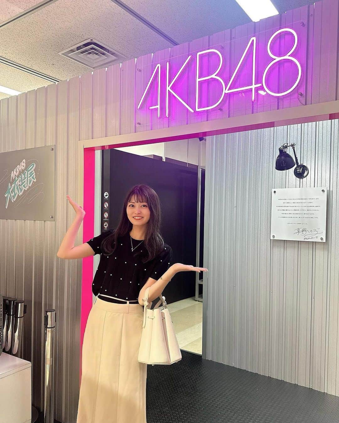 前田亜美さんのインスタグラム写真 - (前田亜美Instagram)「. 大丸東京店で開催中の #AKB48大衣装展 に 行ってきました🤍 @osarecompany  . . . 私が13歳でAKB48に加入して8年間……… お世話になった衣装たち👗💞. . オサレカンパニーの衣装を着る事で自信に繋がったり 最高の衣装のお陰で可愛くしてもらえていたので………… . 本当に思い入れがたくさん詰まっているの。.  最初は自信もなくて人前に立つ事がすごく不安で…… でもアイドルの衣装って魔法みたいにみんなが輝くし 着ていると自信が漲るんだよね！ だから衣装を着るだけでスイッチが入るの。 . 小さい頃からファッションやキラキラしたもの、可愛いものが大好きだったからいつも出来上がった衣装を着るのが楽しみだった🤭. . . 衣装みたら当時の思い出が蘇る !! 😭🥹笑 . . 懐かしの衣装や憧れの衣装…… え！みんなこんなサイズ着てたんだ！って細さに驚いたり笑. . エモすぎました〜🤍. . . 本当に今思うと こんなに沢山の衣装を着させてもらえて、スタイルもよく見えて可愛くて最高な衣装に出会えて  貴重な経験をさせてもらえて私は恵まれていたなあって改めて思いました！. .  衣装の他にもセット、ステージ、ヘアメイク、ダンス（振り付け）全てが重なってアイドルが出来上がるんだよね🤍. . . 当時メンバーもスタッフも忙しい中、 急いで衣装を作ってくれていて… LIVEの本番ギリギリまで縫ってくれていたり… サイズが変わってしまった衣装の手直しをしてくれたり… ラインストーンを付ける作業を手伝わせてもらったり……  色々思い出すと泣けてくる🥹😂笑. .  それぞれメンバーの個性に合わせて作られた形や色。 どれも繊細で。  衣装さんと着ていた本人の思いが詰まった衣装が間近で見られるチャンスなので是非遊びに行ってみてね👀✨. . . 壁に私のメッセージ描いたので見つけてくれたら嬉しいな！🔖 .·✍🏻 .   #AKB48大衣装展  #AKB48ナツマツリ  #大丸東京店  #オサレカンパニー  #チームA  #チームK  #AKB48  #AKB48衣装  #遠距離ポスター  #胡桃とダイヤローグ」7月27日 14時07分 - ami___maeda0601