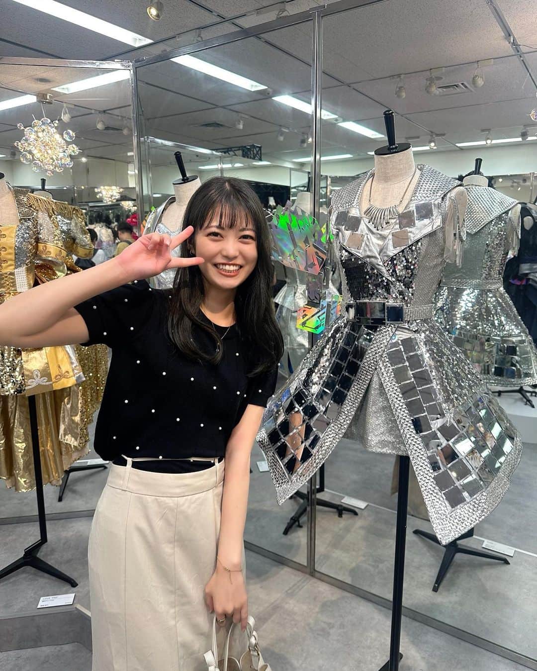 前田亜美さんのインスタグラム写真 - (前田亜美Instagram)「. 大丸東京店で開催中の #AKB48大衣装展 に 行ってきました🤍 @osarecompany  . . . 私が13歳でAKB48に加入して8年間……… お世話になった衣装たち👗💞. . オサレカンパニーの衣装を着る事で自信に繋がったり 最高の衣装のお陰で可愛くしてもらえていたので………… . 本当に思い入れがたくさん詰まっているの。.  最初は自信もなくて人前に立つ事がすごく不安で…… でもアイドルの衣装って魔法みたいにみんなが輝くし 着ていると自信が漲るんだよね！ だから衣装を着るだけでスイッチが入るの。 . 小さい頃からファッションやキラキラしたもの、可愛いものが大好きだったからいつも出来上がった衣装を着るのが楽しみだった🤭. . . 衣装みたら当時の思い出が蘇る !! 😭🥹笑 . . 懐かしの衣装や憧れの衣装…… え！みんなこんなサイズ着てたんだ！って細さに驚いたり笑. . エモすぎました〜🤍. . . 本当に今思うと こんなに沢山の衣装を着させてもらえて、スタイルもよく見えて可愛くて最高な衣装に出会えて  貴重な経験をさせてもらえて私は恵まれていたなあって改めて思いました！. .  衣装の他にもセット、ステージ、ヘアメイク、ダンス（振り付け）全てが重なってアイドルが出来上がるんだよね🤍. . . 当時メンバーもスタッフも忙しい中、 急いで衣装を作ってくれていて… LIVEの本番ギリギリまで縫ってくれていたり… サイズが変わってしまった衣装の手直しをしてくれたり… ラインストーンを付ける作業を手伝わせてもらったり……  色々思い出すと泣けてくる🥹😂笑. .  それぞれメンバーの個性に合わせて作られた形や色。 どれも繊細で。  衣装さんと着ていた本人の思いが詰まった衣装が間近で見られるチャンスなので是非遊びに行ってみてね👀✨. . . 壁に私のメッセージ描いたので見つけてくれたら嬉しいな！🔖 .·✍🏻 .   #AKB48大衣装展  #AKB48ナツマツリ  #大丸東京店  #オサレカンパニー  #チームA  #チームK  #AKB48  #AKB48衣装  #遠距離ポスター  #胡桃とダイヤローグ」7月27日 14時07分 - ami___maeda0601