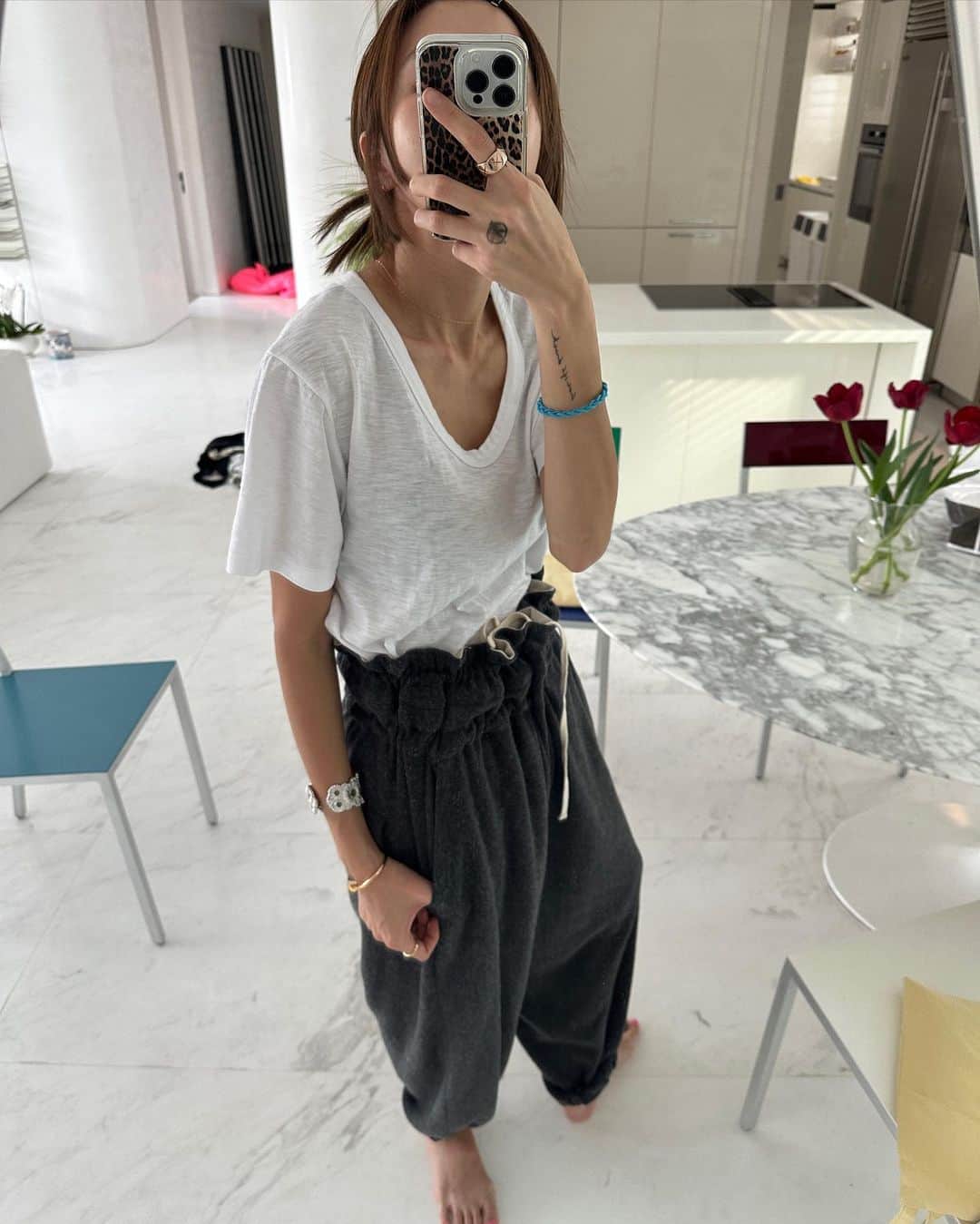 ユン・ヘジンのインスタグラム：「날씨 안맞아가 진행 못했던 이 팬츠!!! 이번주에 프리오더로 진행할게여😎」