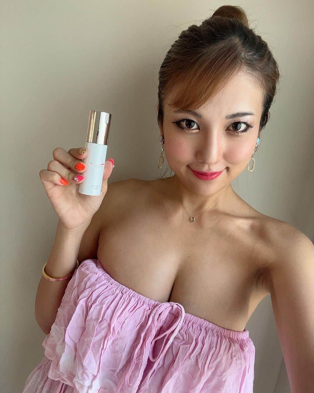 神谷麻美さんのインスタグラム写真 - (神谷麻美Instagram)「#Ferne #美容液 F. Emulsion Serum だよ💖🪻✨️  高濃度の幹細胞純化培養液をふんだんに使用した美容液が、お肌にハリ・ツヤを与え、潤いに満ちたお肌へと導いてくれるよ💖🧚‍♂️✨️  匕卜脂肪由来幹細胞順化培養液、シラカンバ樹液、プラセンタエキス、ヒアルロン酸Na、スクワラン、ユビキノン、グリチルリチン酸2Kを配合💖🥰✨️ 無香料だよ💖🥰✨️  @ferne_official  #フェルネ#スキンケアルーティーン #スキンケアブランド#スキンケア迷子 #美容液すごい#幹細胞化粧品」7月27日 14時10分 - asamice428