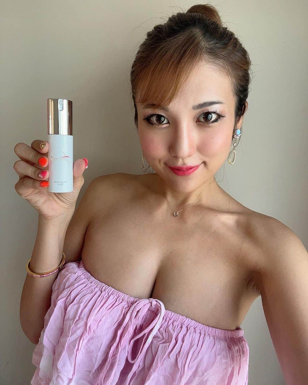 神谷麻美さんのインスタグラム写真 - (神谷麻美Instagram)「#Ferne #美容液 F. Emulsion Serum だよ💖🪻✨️  高濃度の幹細胞純化培養液をふんだんに使用した美容液が、お肌にハリ・ツヤを与え、潤いに満ちたお肌へと導いてくれるよ💖🧚‍♂️✨️  匕卜脂肪由来幹細胞順化培養液、シラカンバ樹液、プラセンタエキス、ヒアルロン酸Na、スクワラン、ユビキノン、グリチルリチン酸2Kを配合💖🥰✨️ 無香料だよ💖🥰✨️  @ferne_official  #フェルネ#スキンケアルーティーン #スキンケアブランド#スキンケア迷子 #美容液すごい#幹細胞化粧品」7月27日 14時10分 - asamice428