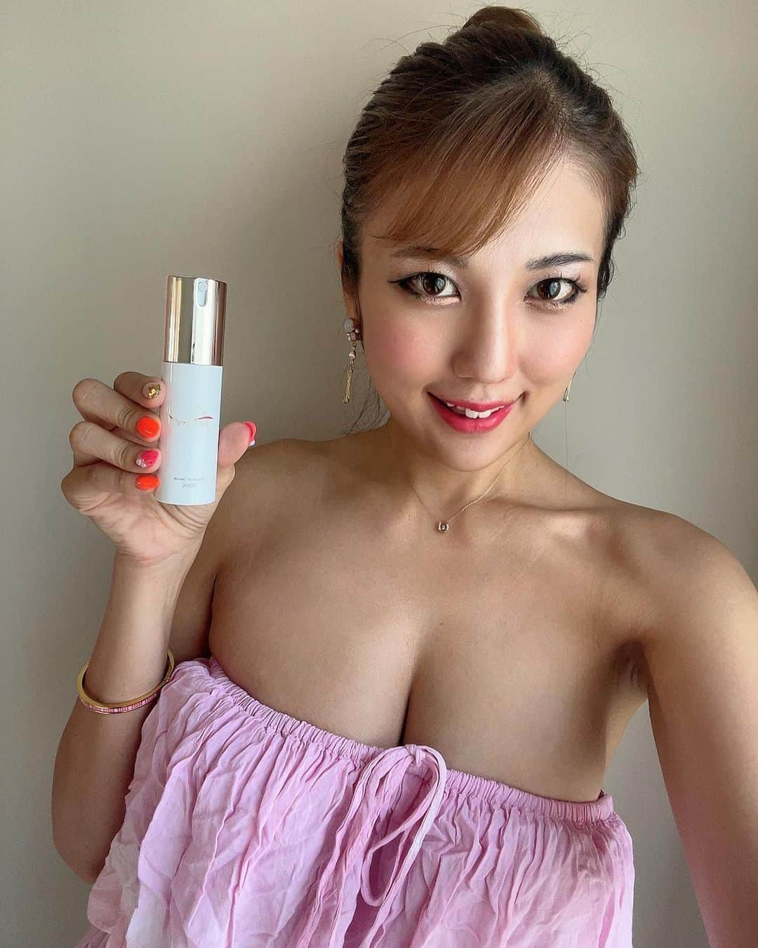 神谷麻美さんのインスタグラム写真 - (神谷麻美Instagram)「#Ferne #美容液 F. Emulsion Serum だよ💖🪻✨️  高濃度の幹細胞純化培養液をふんだんに使用した美容液が、お肌にハリ・ツヤを与え、潤いに満ちたお肌へと導いてくれるよ💖🧚‍♂️✨️  匕卜脂肪由来幹細胞順化培養液、シラカンバ樹液、プラセンタエキス、ヒアルロン酸Na、スクワラン、ユビキノン、グリチルリチン酸2Kを配合💖🥰✨️ 無香料だよ💖🥰✨️  @ferne_official  #フェルネ#スキンケアルーティーン #スキンケアブランド#スキンケア迷子 #美容液すごい#幹細胞化粧品」7月27日 14時10分 - asamice428