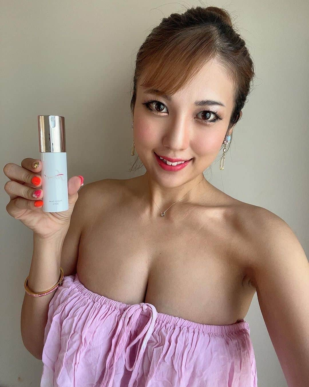 神谷麻美さんのインスタグラム写真 - (神谷麻美Instagram)「#Ferne #美容液 F. Emulsion Serum だよ💖🪻✨️  高濃度の幹細胞純化培養液をふんだんに使用した美容液が、お肌にハリ・ツヤを与え、潤いに満ちたお肌へと導いてくれるよ💖🧚‍♂️✨️  匕卜脂肪由来幹細胞順化培養液、シラカンバ樹液、プラセンタエキス、ヒアルロン酸Na、スクワラン、ユビキノン、グリチルリチン酸2Kを配合💖🥰✨️ 無香料だよ💖🥰✨️  @ferne_official  #フェルネ#スキンケアルーティーン #スキンケアブランド#スキンケア迷子 #美容液すごい#幹細胞化粧品」7月27日 14時10分 - asamice428