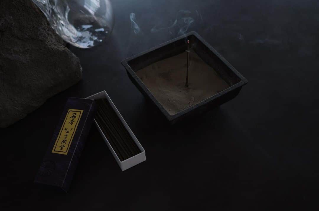 ローラのインスタグラム：「お香Life🤍 お家にいる時は、お香を焚くことが日課になっているよ✨ 朝や夜の瞑想の時に焚くと集中ができたり、心がリラックスしたり、お部屋にあたたかい香りが広がってとても癒されているよ♪  最近のおきにいりの香りは京都の三十三間堂で見つけた「名香　三十三間堂」だよ。  While at home, burning incense is apart of my daily routine now. When I burn it during morning or evening meditation, I feel very relax and calm😌  My favorite incense is called 「Meiko Sanjusangendo 」which I bought at Sanjusangendo temple in Kyoto🇯🇵」