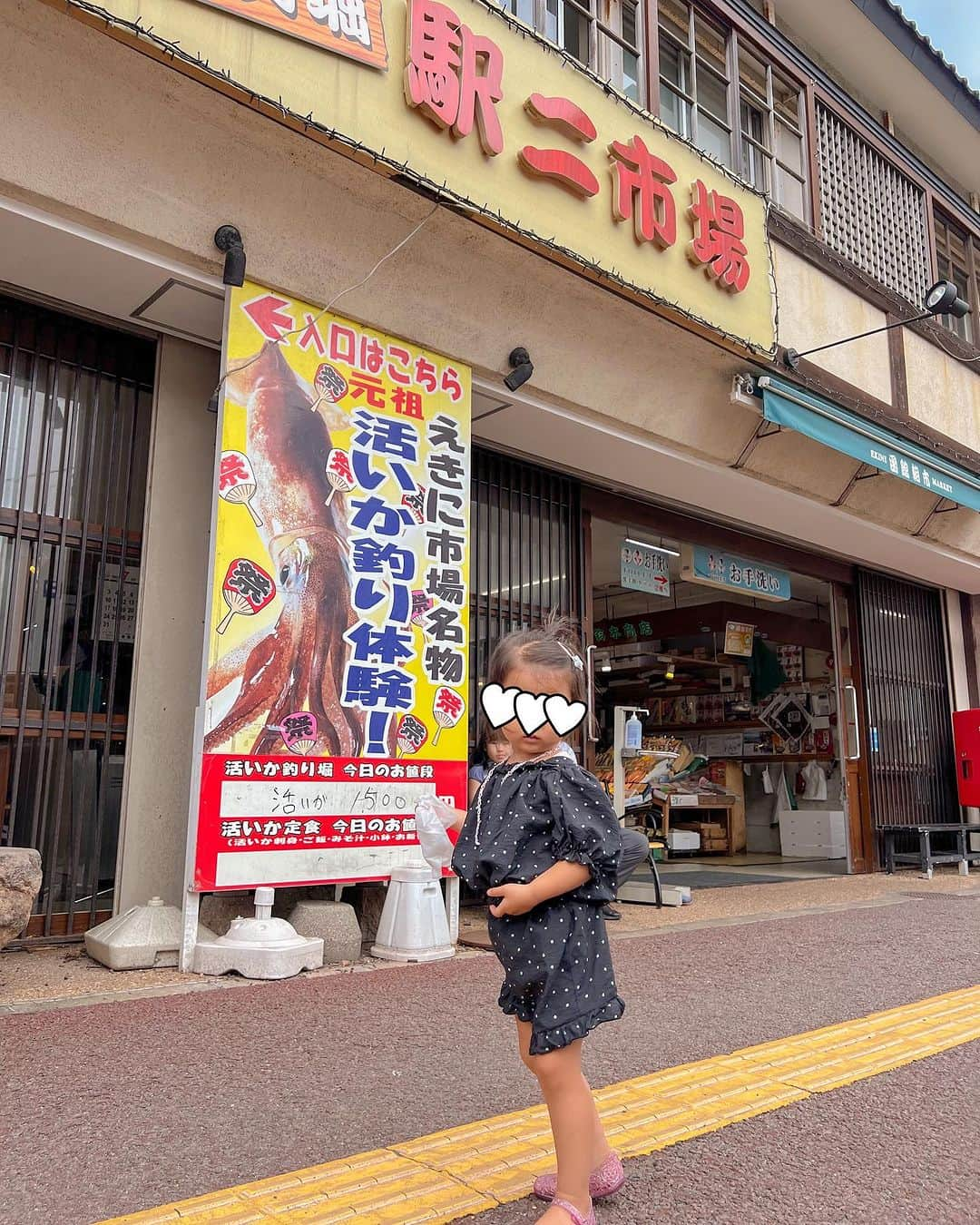 林弓束さんのインスタグラム写真 - (林弓束Instagram)「. 函館の朝市に❤️❤️❤️ 函館旅行の醍醐味は美味しい海鮮をたべたい、、、‼️の目的で☺️ . 見事にありつけました🥰🥰🥰 とくに、うにむらかみ の食べ比べウニ丼は忘れられない美味しさ‼️ 並んで食べる価値ありです😚❤️ . 駅ニ市場でやってるイカ釣りを娘にさせたかったんだけど、週末だったこともあってか、 朝9時前にもう完売してしまっていて😂 . 帰る直前の朝にリベンジで行きました❗️🦑 8時台は間に合いました✨ 朝市たのしすぎ〜❣️ . . . . #函館朝市 #函館グルメ #函館観光   #函館旅行 #函館旅館 #女の子ママ  #2020年5月生まれ　#3歳女の子 #子連れ旅行#ママと娘 #母娘 #親子  #東京ママ  #yzktrip #北海道旅行 #北海道」7月27日 14時16分 - hayashiyuzuka