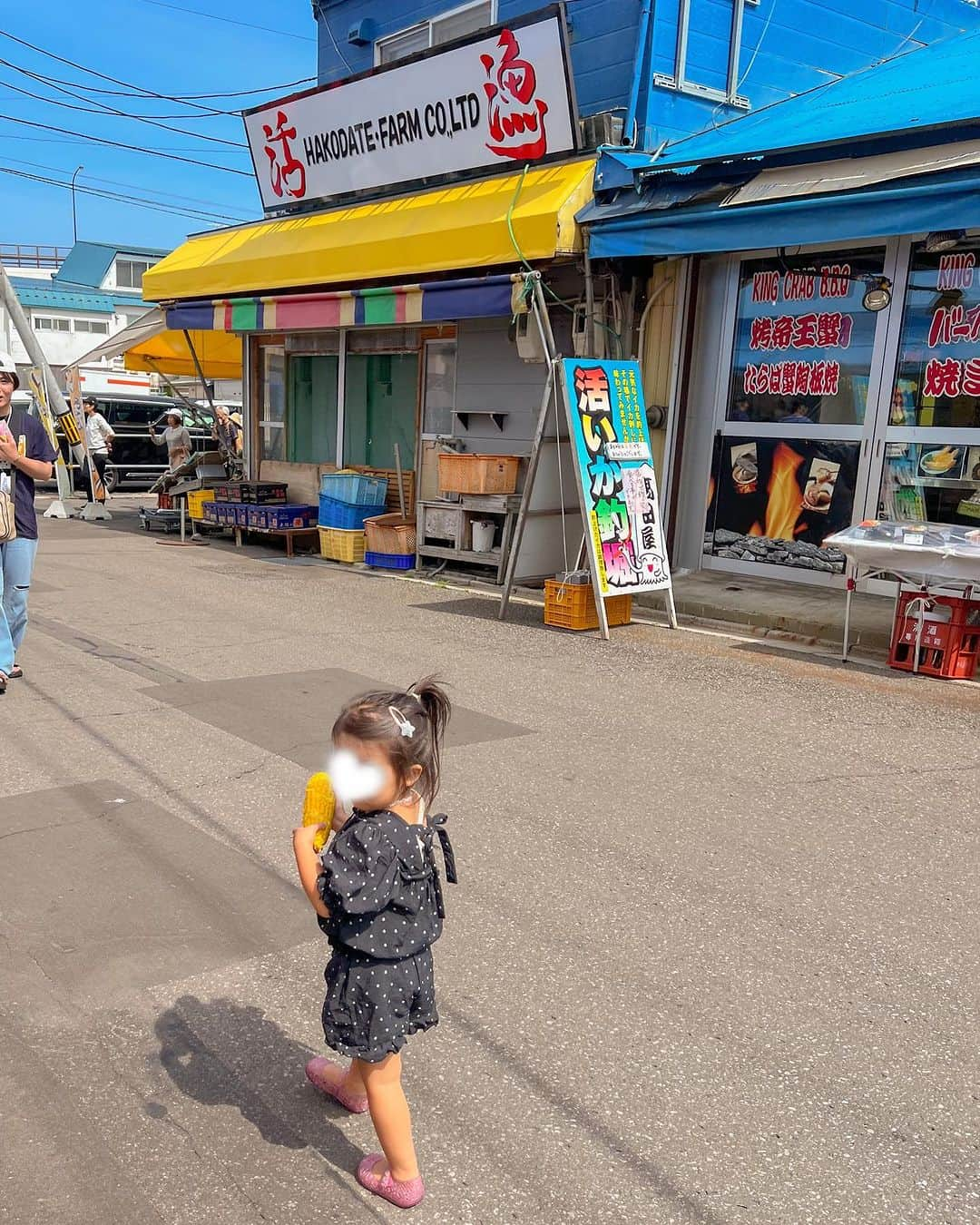 林弓束さんのインスタグラム写真 - (林弓束Instagram)「. 函館の朝市に❤️❤️❤️ 函館旅行の醍醐味は美味しい海鮮をたべたい、、、‼️の目的で☺️ . 見事にありつけました🥰🥰🥰 とくに、うにむらかみ の食べ比べウニ丼は忘れられない美味しさ‼️ 並んで食べる価値ありです😚❤️ . 駅ニ市場でやってるイカ釣りを娘にさせたかったんだけど、週末だったこともあってか、 朝9時前にもう完売してしまっていて😂 . 帰る直前の朝にリベンジで行きました❗️🦑 8時台は間に合いました✨ 朝市たのしすぎ〜❣️ . . . . #函館朝市 #函館グルメ #函館観光   #函館旅行 #函館旅館 #女の子ママ  #2020年5月生まれ　#3歳女の子 #子連れ旅行#ママと娘 #母娘 #親子  #東京ママ  #yzktrip #北海道旅行 #北海道」7月27日 14時16分 - hayashiyuzuka