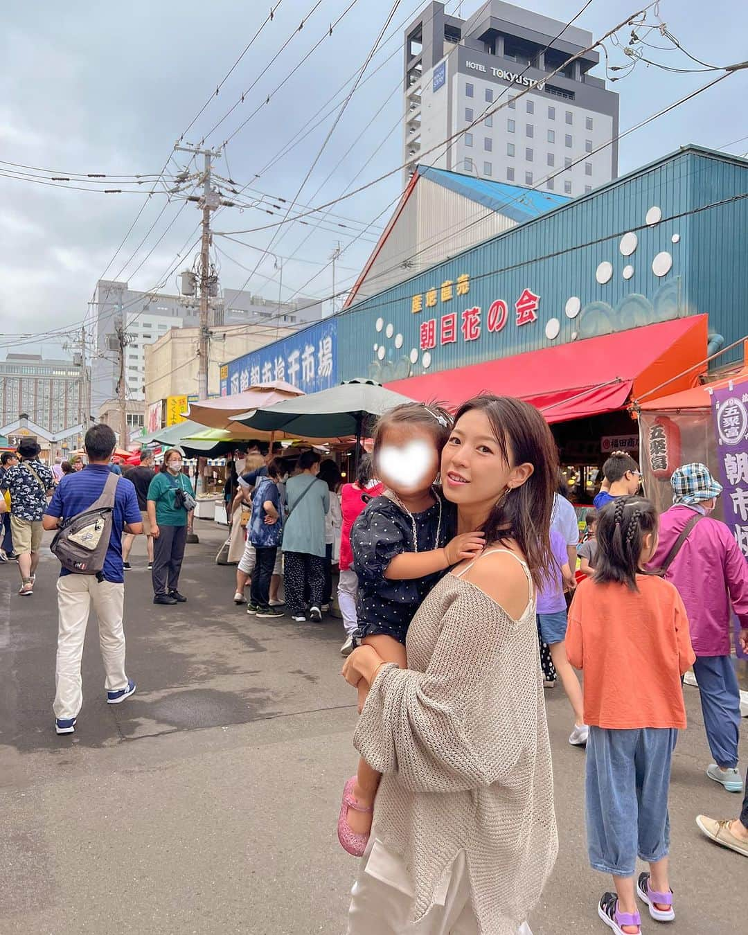 林弓束のインスタグラム：「. 函館の朝市に❤️❤️❤️ 函館旅行の醍醐味は美味しい海鮮をたべたい、、、‼️の目的で☺️ . 見事にありつけました🥰🥰🥰 とくに、うにむらかみ の食べ比べウニ丼は忘れられない美味しさ‼️ 並んで食べる価値ありです😚❤️ . 駅ニ市場でやってるイカ釣りを娘にさせたかったんだけど、週末だったこともあってか、 朝9時前にもう完売してしまっていて😂 . 帰る直前の朝にリベンジで行きました❗️🦑 8時台は間に合いました✨ 朝市たのしすぎ〜❣️ . . . . #函館朝市 #函館グルメ #函館観光   #函館旅行 #函館旅館 #女の子ママ  #2020年5月生まれ　#3歳女の子 #子連れ旅行#ママと娘 #母娘 #親子  #東京ママ  #yzktrip #北海道旅行 #北海道」